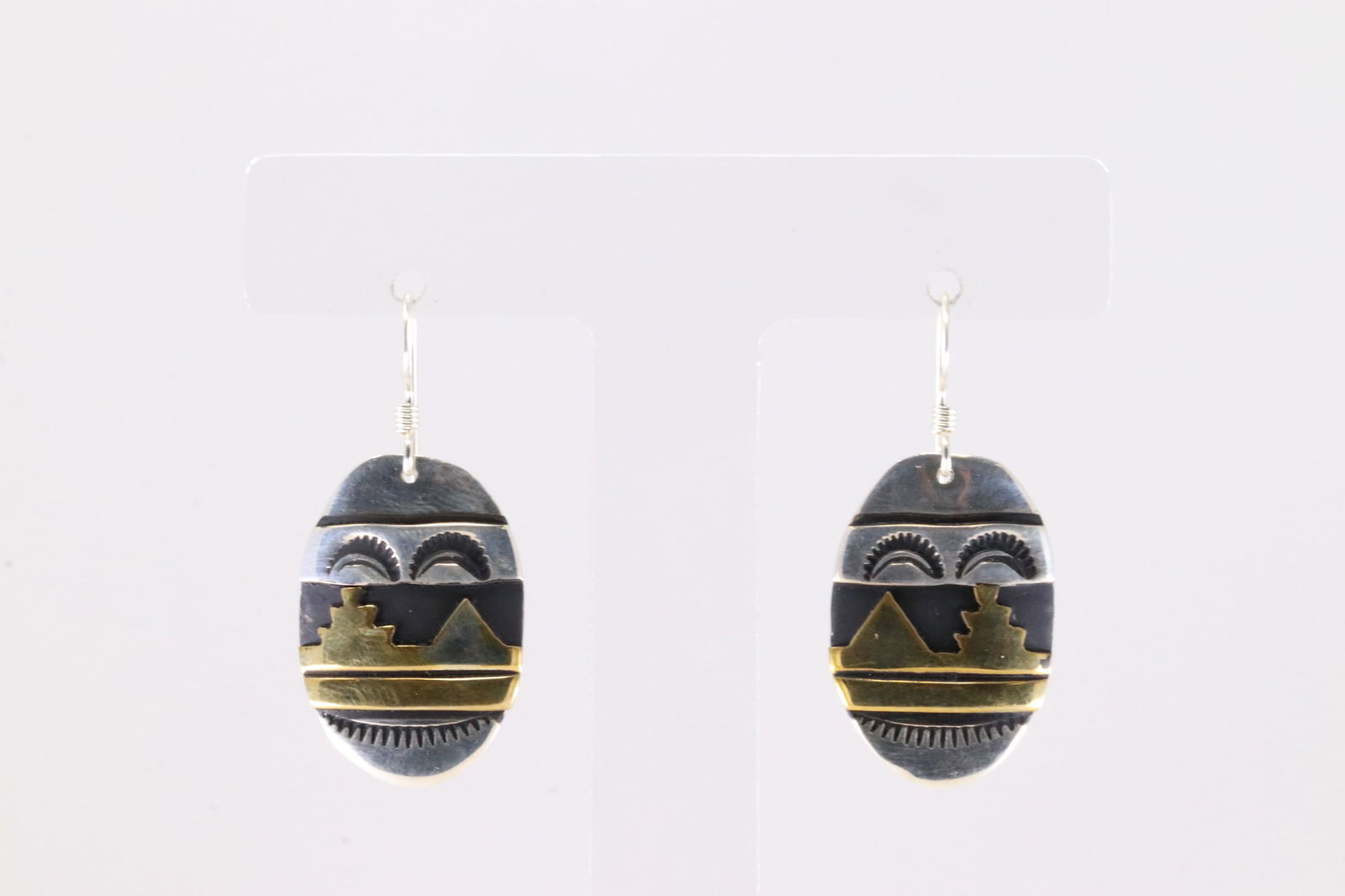 Native America Navajo Sterling Silver Stamp Dangling Earring's By T&R Singer.: This is a Native America Navajo Sterling Silver Stamp Dangling Earring's By T&R Singer.