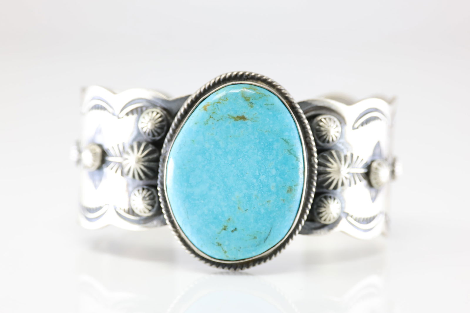 Native America Navajo Sterling Silver Kingman Turquoise Bracelet Cuff By Chimney Butte.: This is a Native America Navajo Sterling Silver Kingman Turquoise Bracelet Cuff By Chimney Butte. Total weight: 80.70 Grams.
