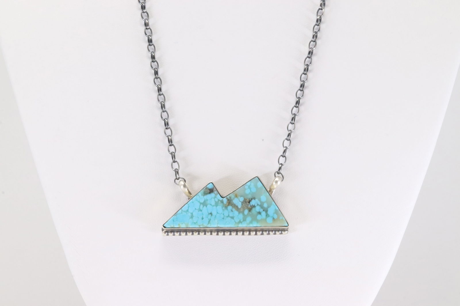 Native America Navajo Sterling Silver Kingman Turquoise Necklace By Augustine Largo.: This is a Native America Navajo Sterling Silver Kingman Turquoise Necklace By Augustine Largo. Necklace length: 18.00"