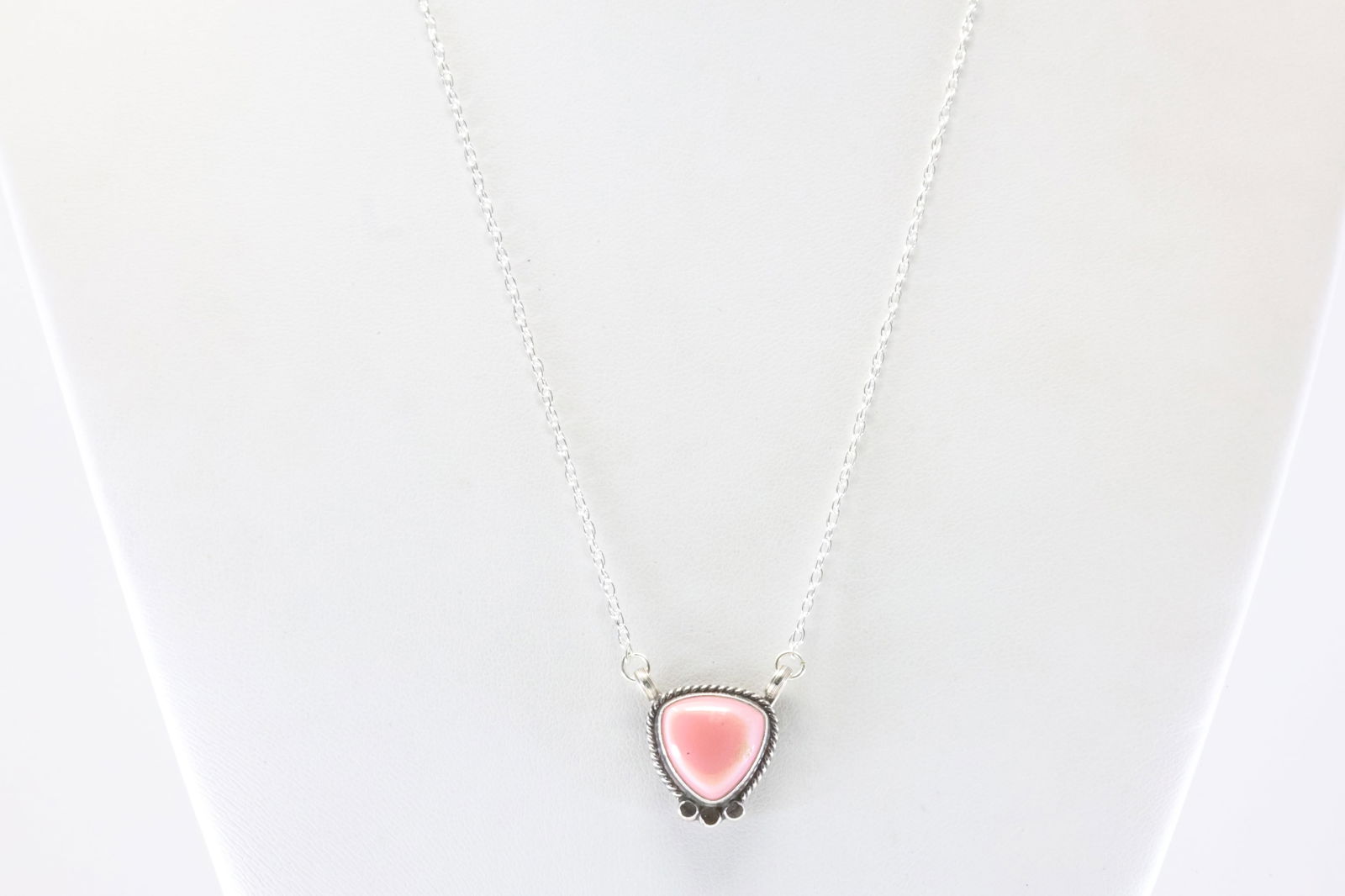 America Sterling Silver Pink Conch Shell Necklace. (1 of 4)