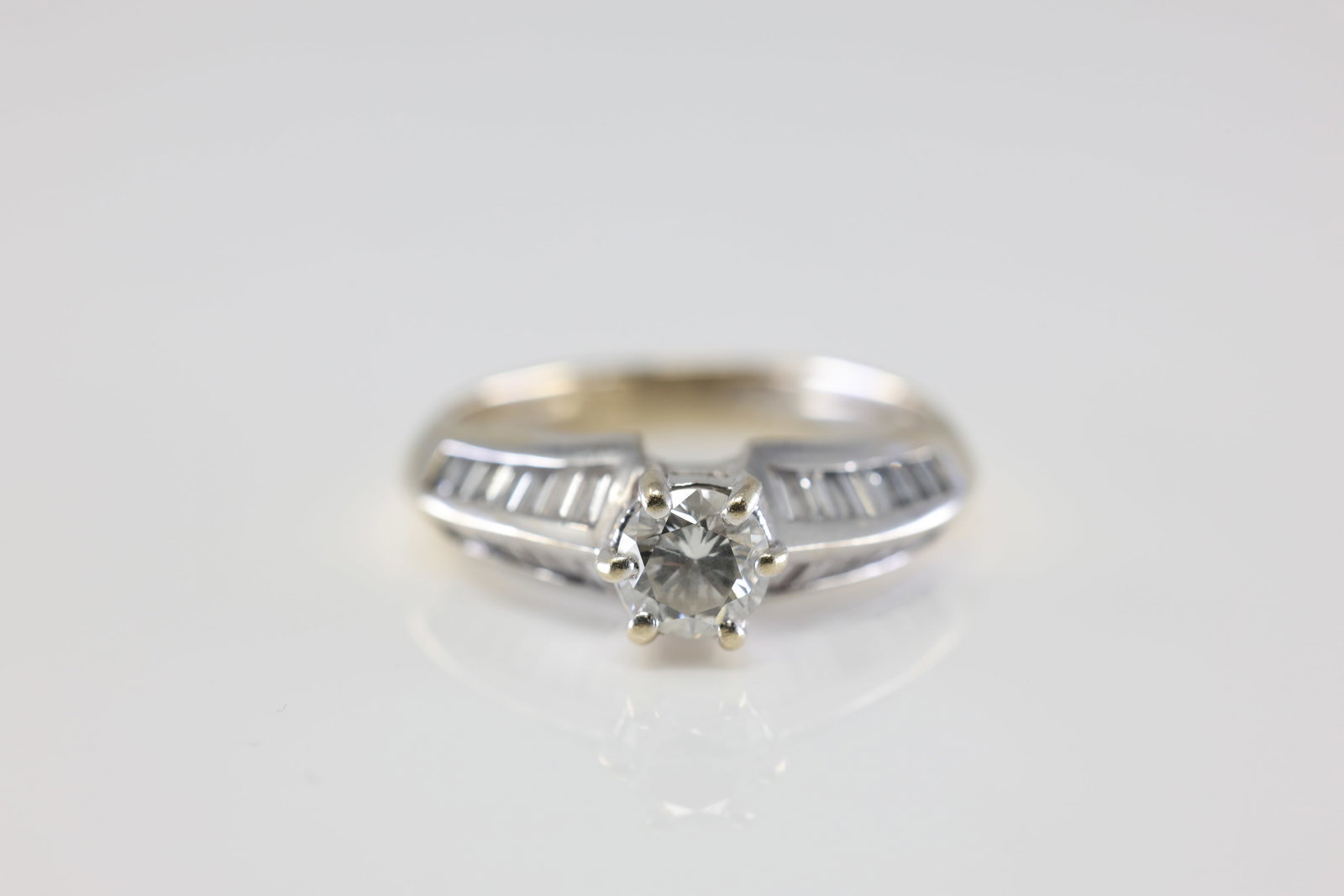 Diamond Ring 18Kt.: Ladies 18Kt White Gold Diamond Ring. This Gorgeous Ring has Round & Baguette Daimonds. Ring Size: 6.00. Total Weight: 4.60 Grams.