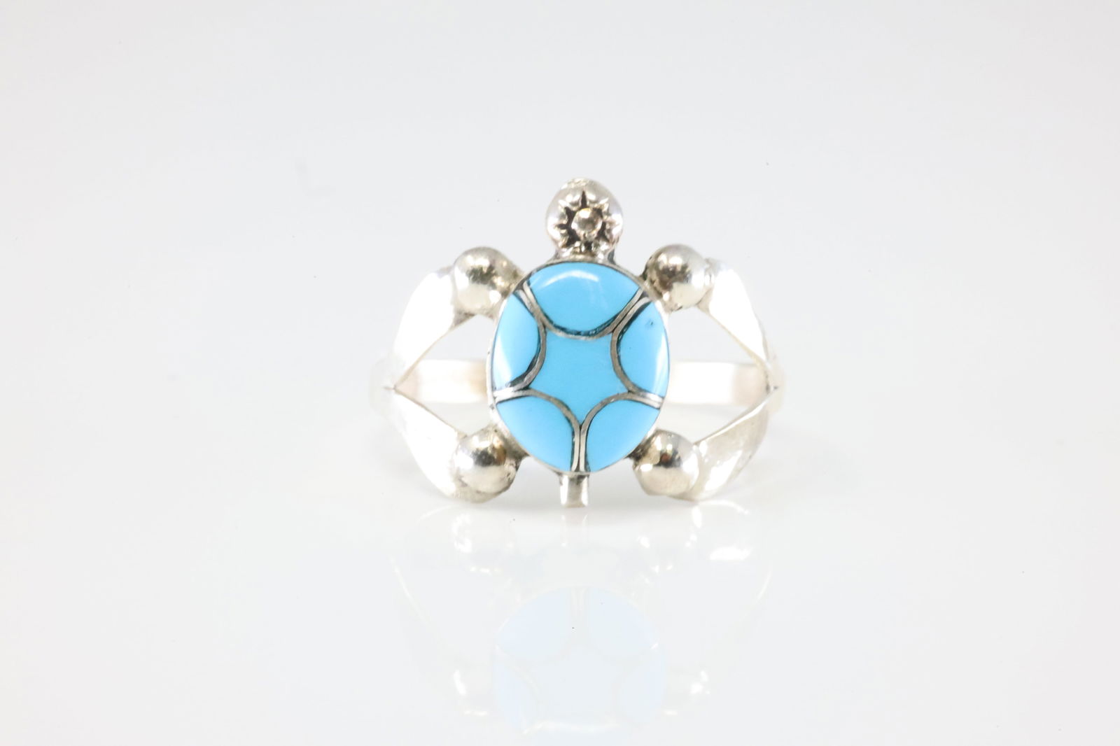 America Sterling Silver Turquoise Turtle Inlay Ring.: This is a America Sterling Silver Turquoise Turtle Inlay Ring. Ring size: 8.50.