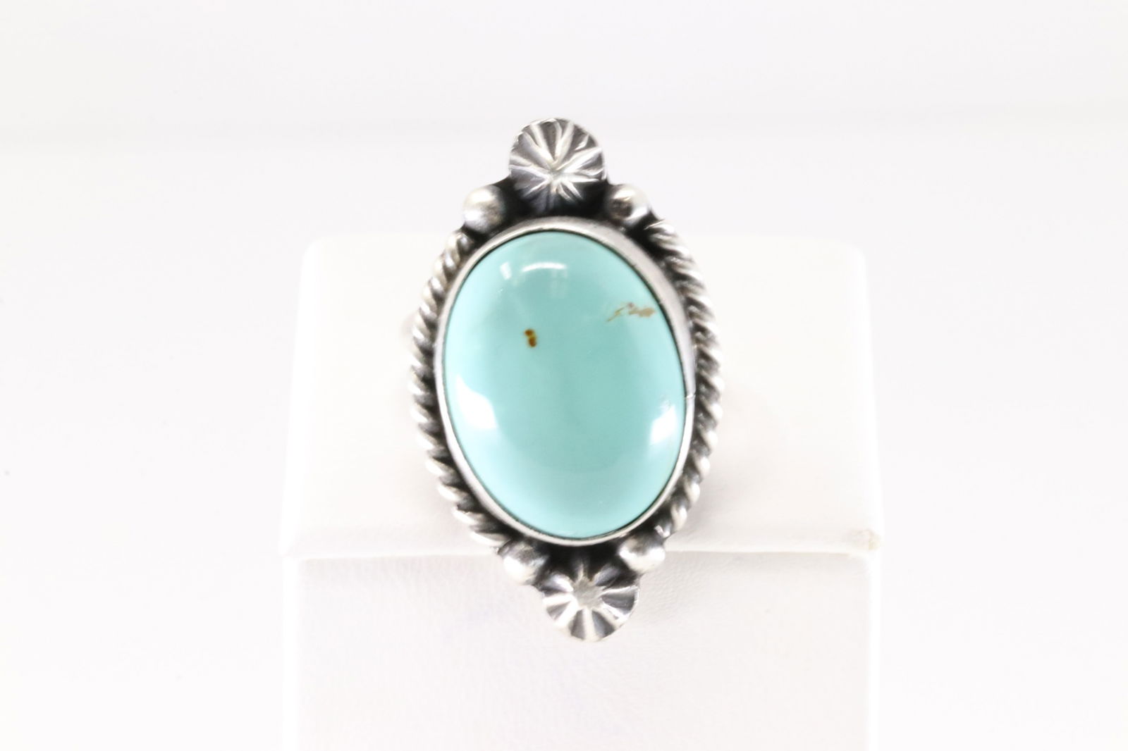 Native America Navajo Sterling Silver Kingman Turquoise Ring By Dixon.: This is a Native America Navajo Sterling Silver Kingman Turquoise Ring By Dixon. Ring size: 8.50.