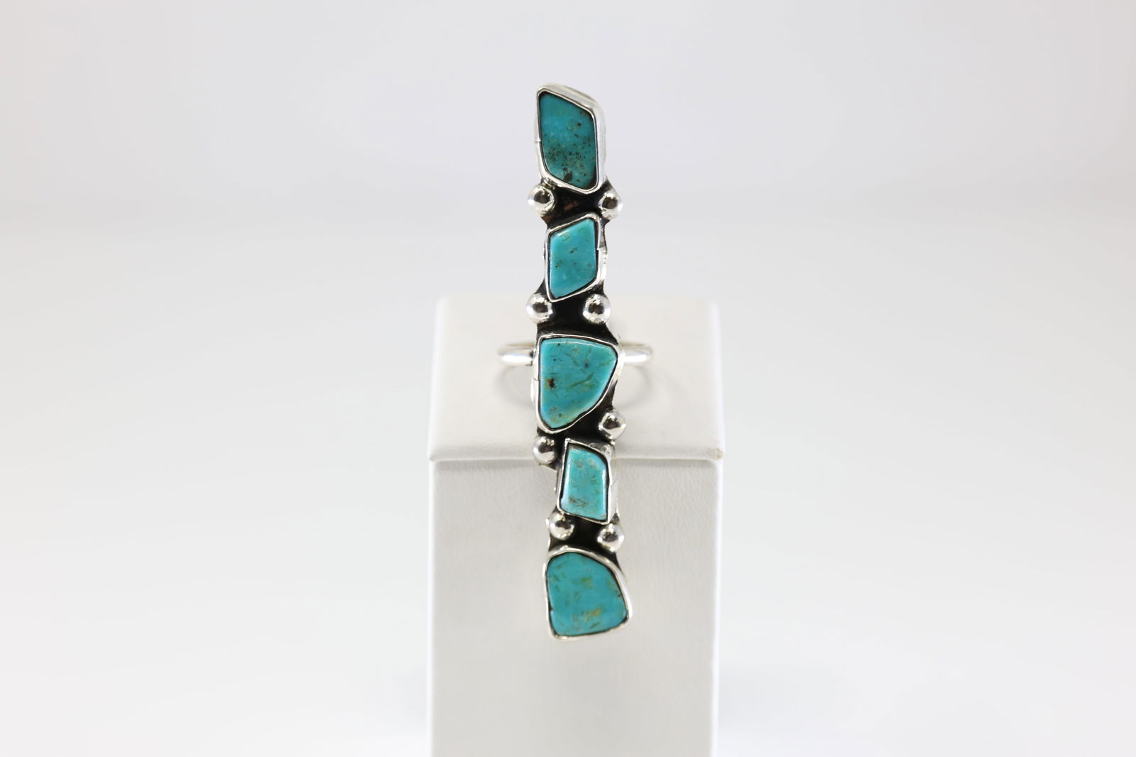 Native America Zuni Sterling Silver Kingman Turquoise Ring 5 Stone By Jude Candelaria.: This is a Native America Zuni Sterling Silver Kingman Turquoise Ring 5 Stone By Jude Candelaria. Ring size: 8.50.