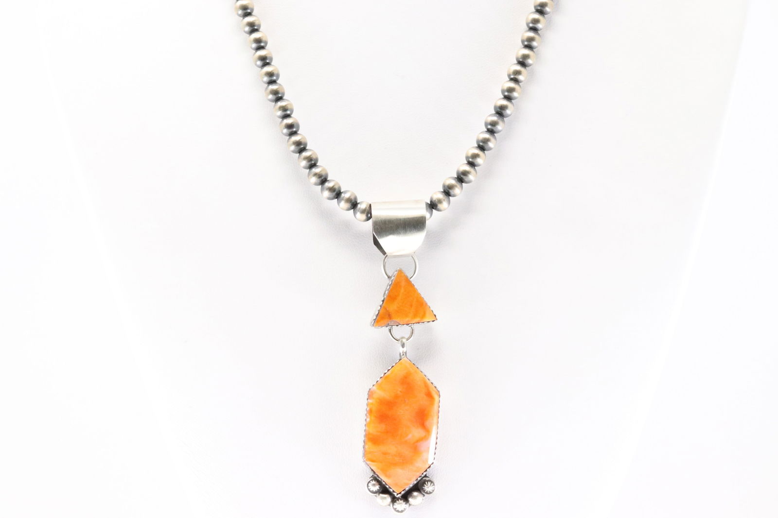 Native America Navajo Sterling Silver Spiny Oyster Necklace By Selina Warner.: This is a Native America Navajo Sterling Silver Spiny Oyster Necklace By Selina Warner. Necklace length: 16.00"