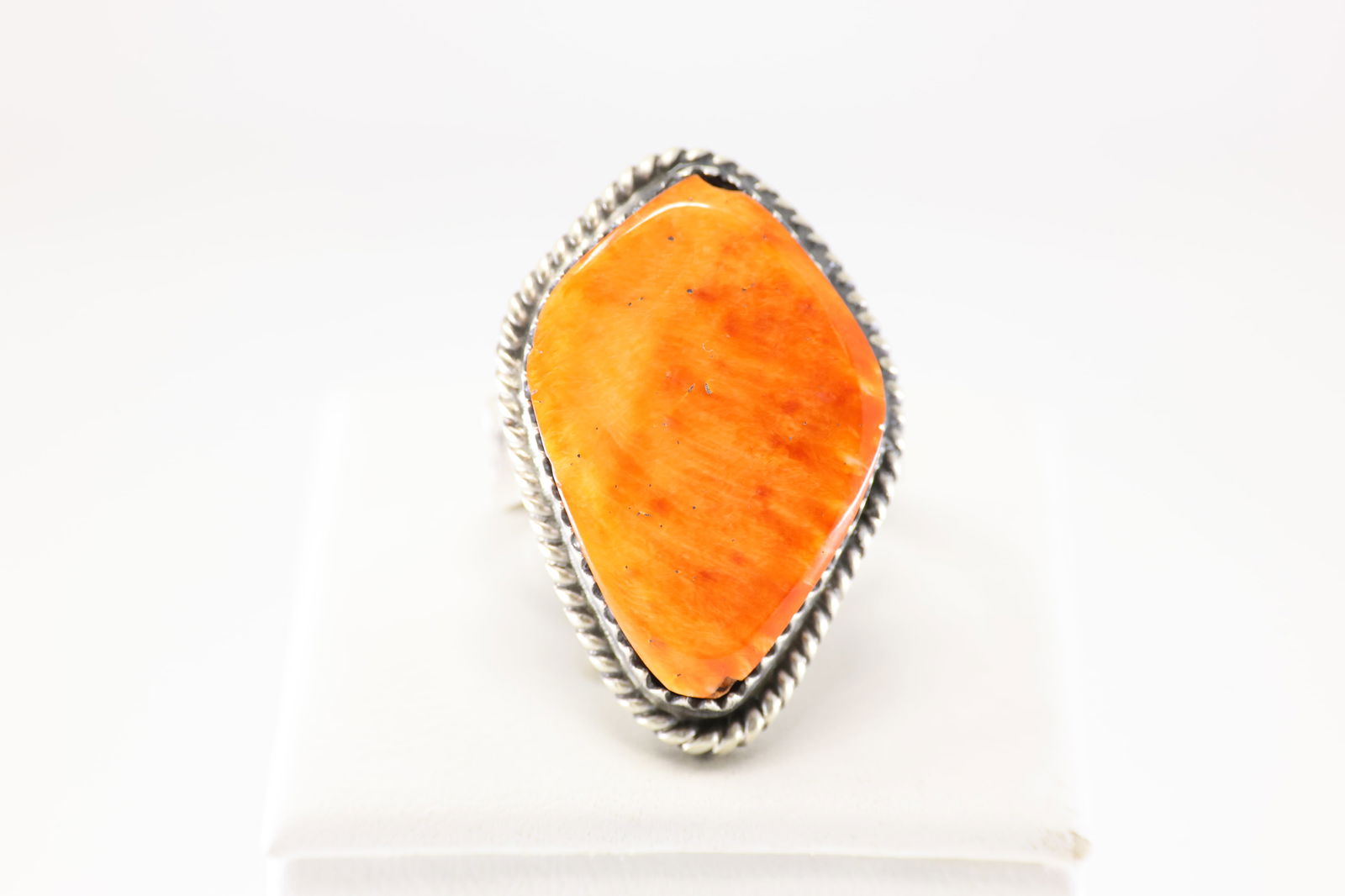 Native America Navajo Sterling Silver Spiny Oyster Ring By Selina Warner.: This is a Native America Navajo Sterling Silver Spiny Oyster Ring By Selina Warner. Ring size: 9.00.