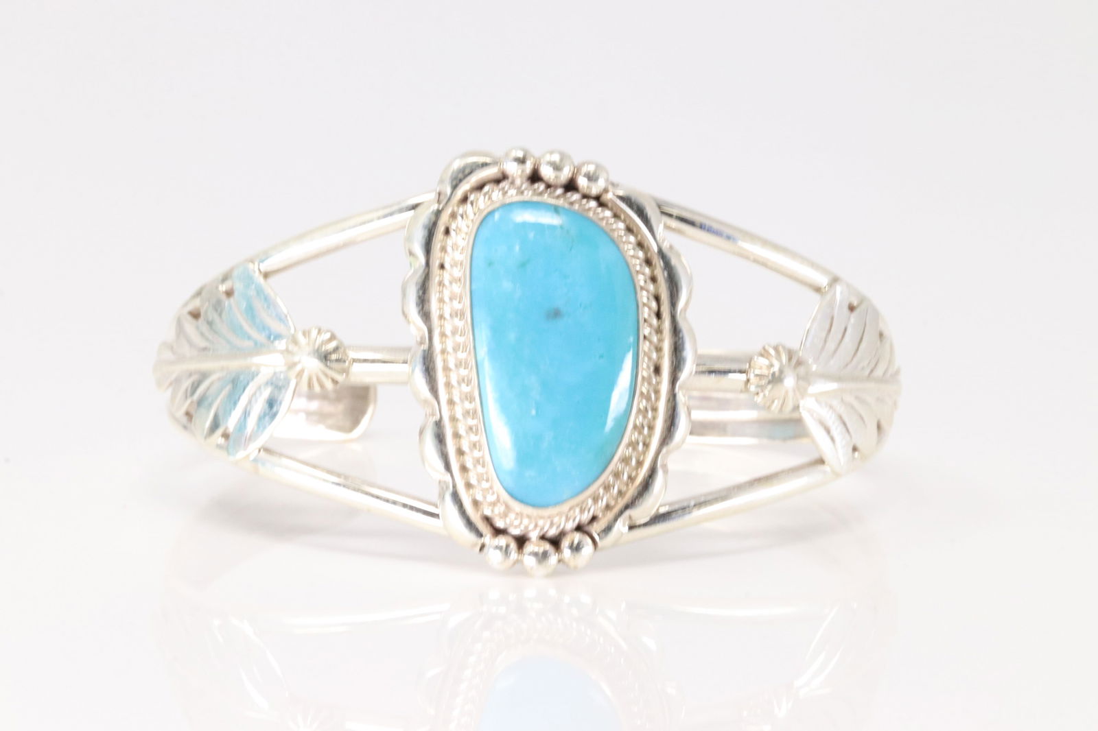Native America Navajo Sterling Silver Kingman Turquoise Bracelet Cuff By Allanna Yellow.: This is a Native America Navajo Sterling Silver Kingman Turquoise Bracelet Cuff By Allanna Yellow. Stamp SY.