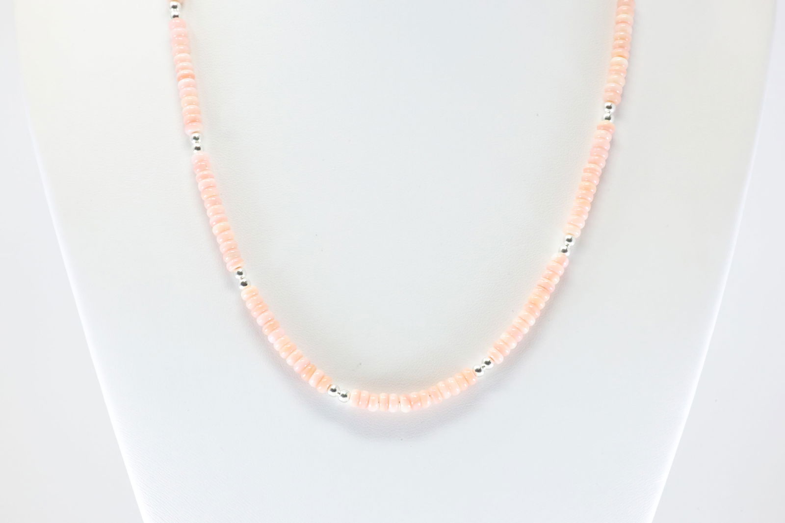 America Sterling Silver Pearl Beaded / Pink Conch Shell Necklace.: This is a America Sterling Silver Pearl Beaded / Pink Conch Shell Necklace. Necklace Length: 18.00.