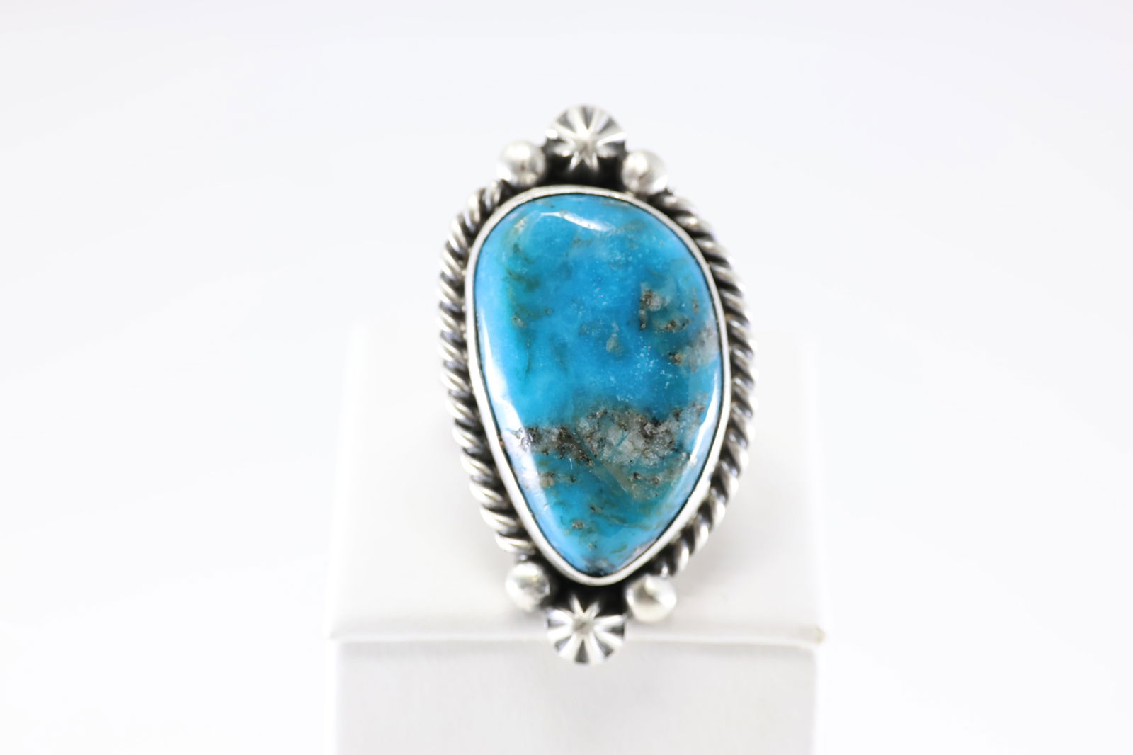 Native America Navajo Sterling Silver Kingman Turquoise Ring By Dixon.: This is a Native America Navajo Sterling Silver Kingman Turquoise Ring By Dixon. Stamp Dixon. Ring Size: 8.50.