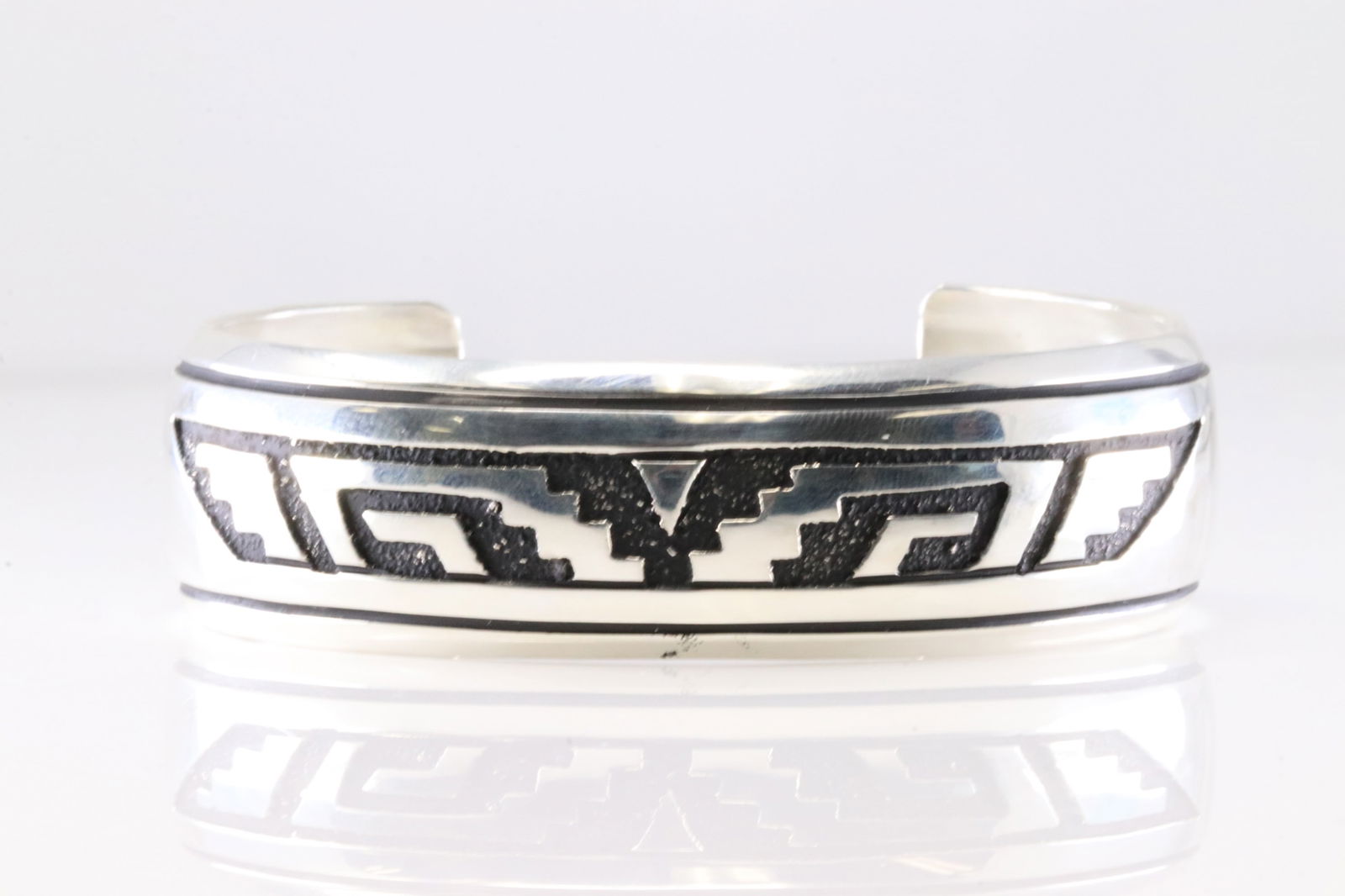 Native America Navajo Sterling Silver Stamp Design Bracelet Cuff By T&R Singer.: This is a Native America Navajo Sterling Silver Stamp Design Bracelet Cuff By T&R Singer. Stamp T&R Singer.