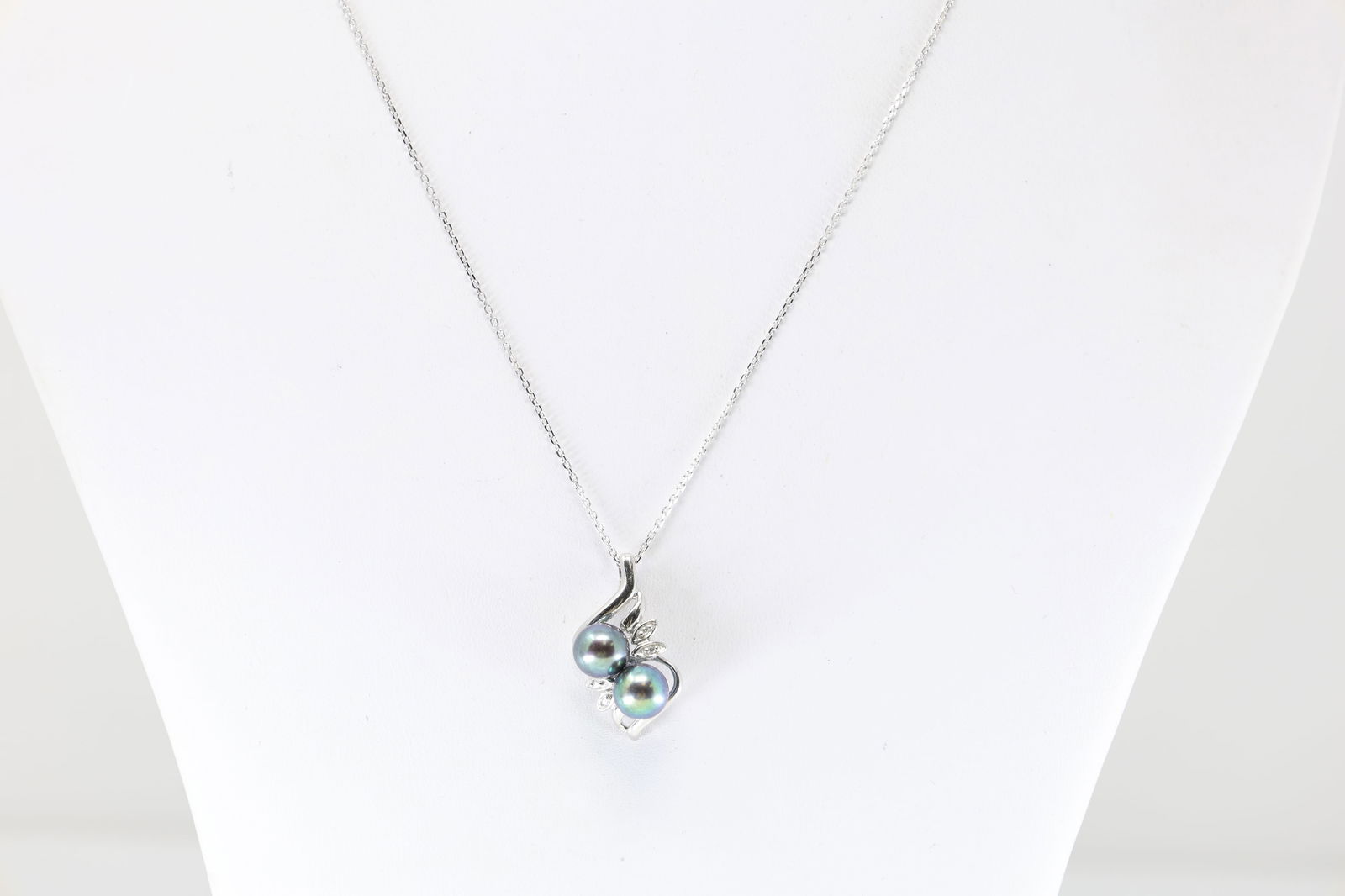 Elegant Pearl & Diamond Pendant / Necklace 14Kt.: Ladies 14Kt White Gold Pearl & Diamond Pendant / Necklace. This Fantastic Pendant has Set of Tahitian round Pearls with 4 accent diamonds & A 14K white Chaim. The pearl in this pendant measures: