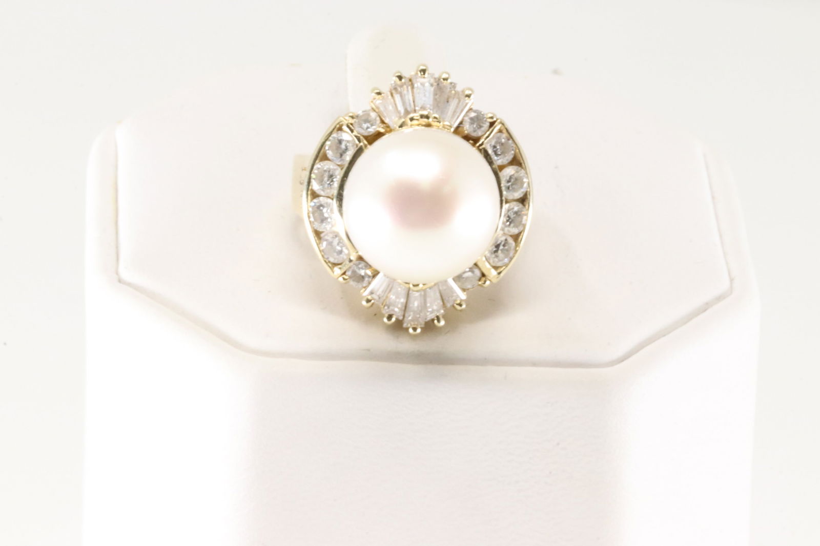 Pearl & Diamond Ring 14Kt.: Ladies 14Kt Yellow Gold Pearl & Diamond Ring. This beautiful ring has one pearl on the center, surreder by 12 round and 10 baguette Diamonds. Diamodns weight approx: 1.30 ctw Ring size: 6.00. Total