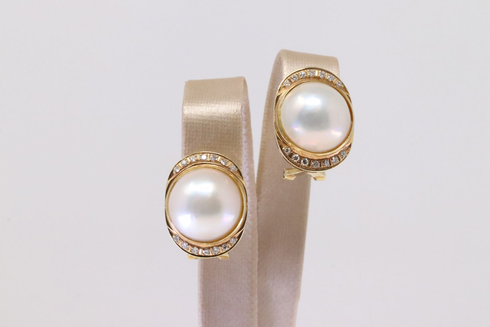 Pearl & Diamond Earring 14Kt.: Ladies 14Kt Yellow Gold Pearl & Diamond Earring. Earring's has Pearl's with 28 round Diamonds.Total weight: 13.20 Grams.