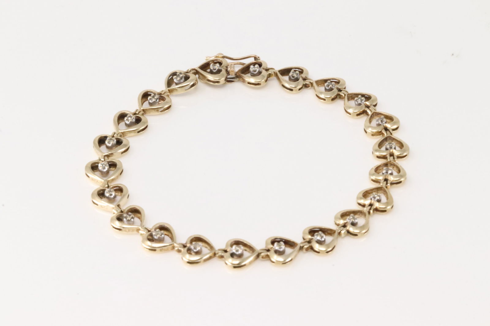 Diamond Heart Bracelet 10Kt.: 10Kt Yellow Gold Diamond Heart Bracelet. This charming bracelet has heart's shape with 22 round diamonds. Diamonds weight approx: 0.30 ctw Bracelet length: 8.00" Total weight: 9.20 Grams.