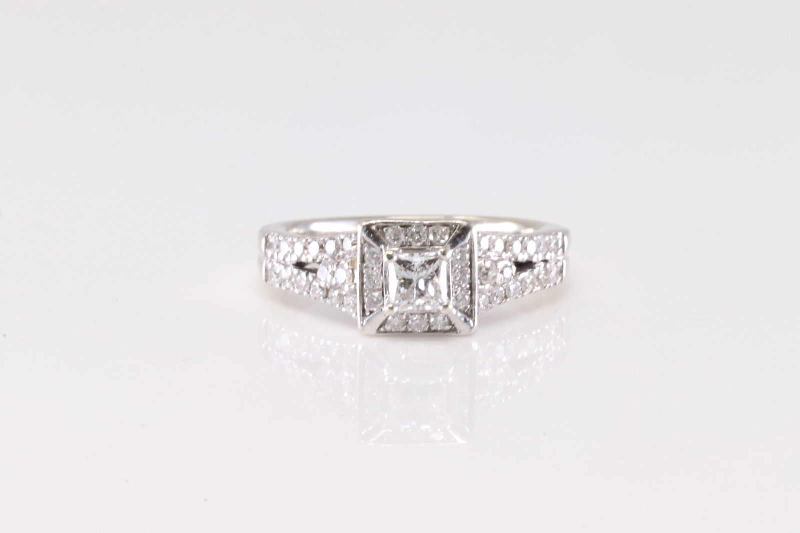 Diamond Ring 14Kt.: Ladies 14Kt White Gold Diamond Ring. This Elegant Ring has 41 Brilliants Diamonds. Diamonds weight approx: 0.80 ctw Ring size: 6.25. Total weight: 5.23 Grams.