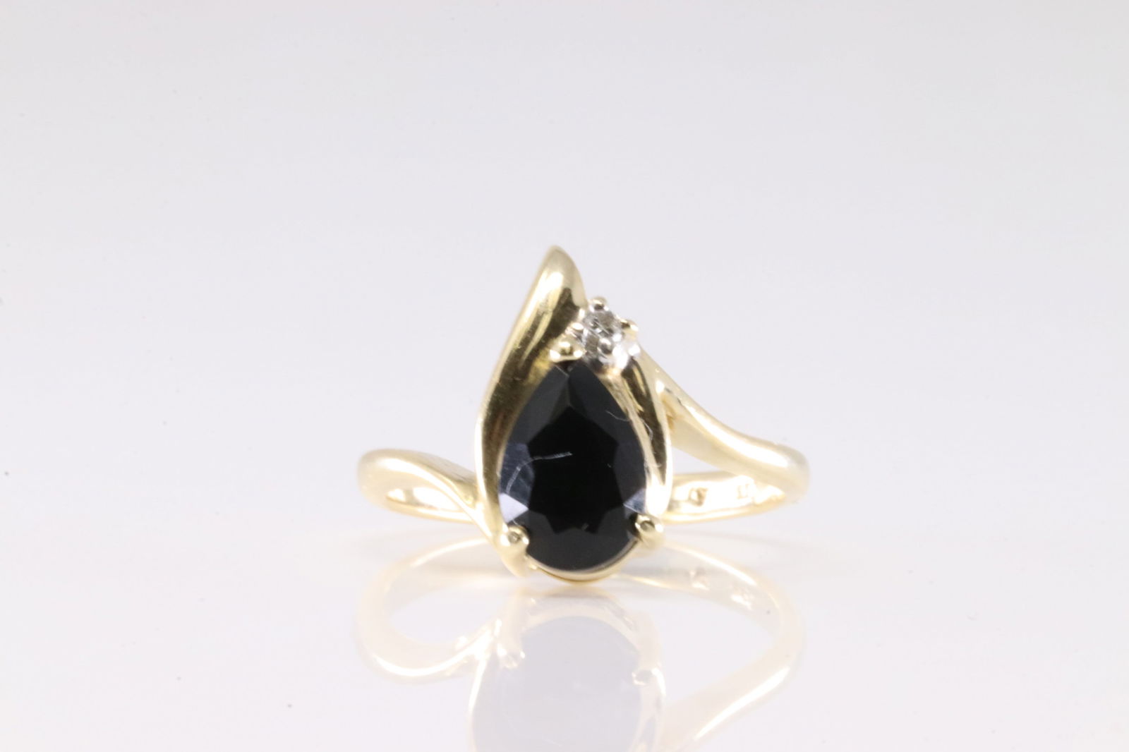 Black Onyx & Diamond Ring 14Kt.: Ladies 14Kt Yellow Gold Black Onyx & Diamond Ring. This Ring has A Black Onyx Gemstone With Solitaire Round Sparkling Diamond. Ring Size: 6.50. Total Weight: 3.00 Grams.