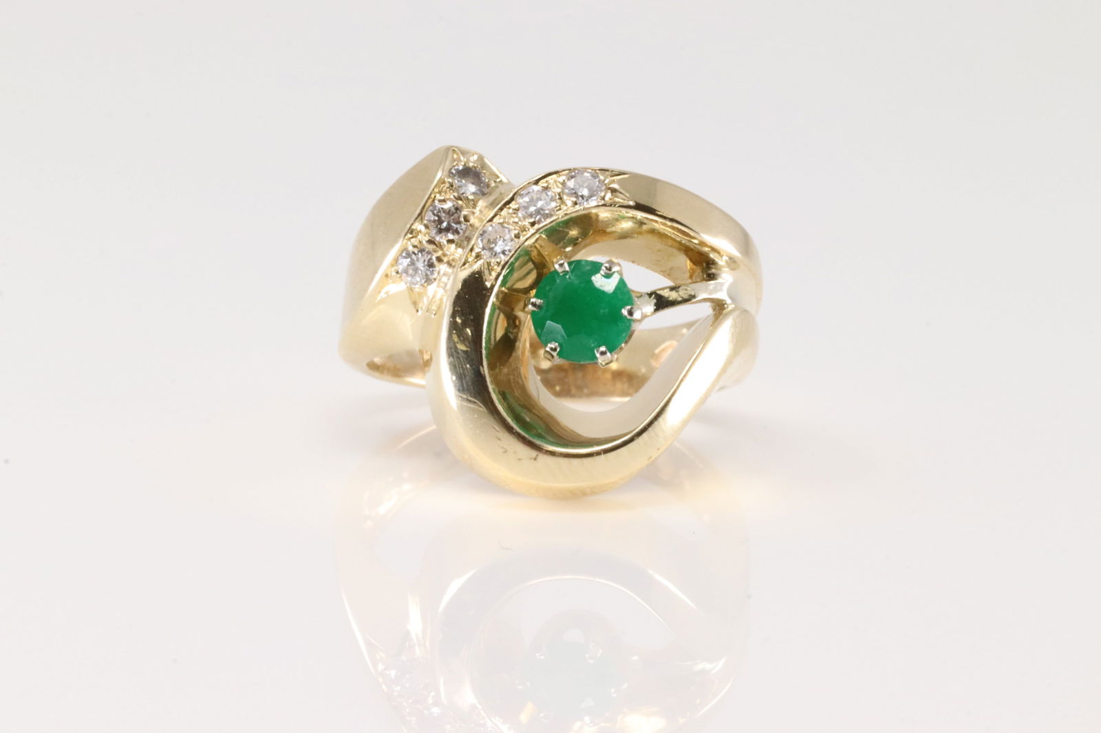 Emerald & Diamond Ring 14Kt.: Ladies 14Kt Yellow Gold Emerald & Diamond Ring. This beautiful ring has one round emerald with 6 sparkling diamonds. Diamonds weight approx: 0.40ctw. Ring size: 7.00. total weight: 7.40 Grams.
