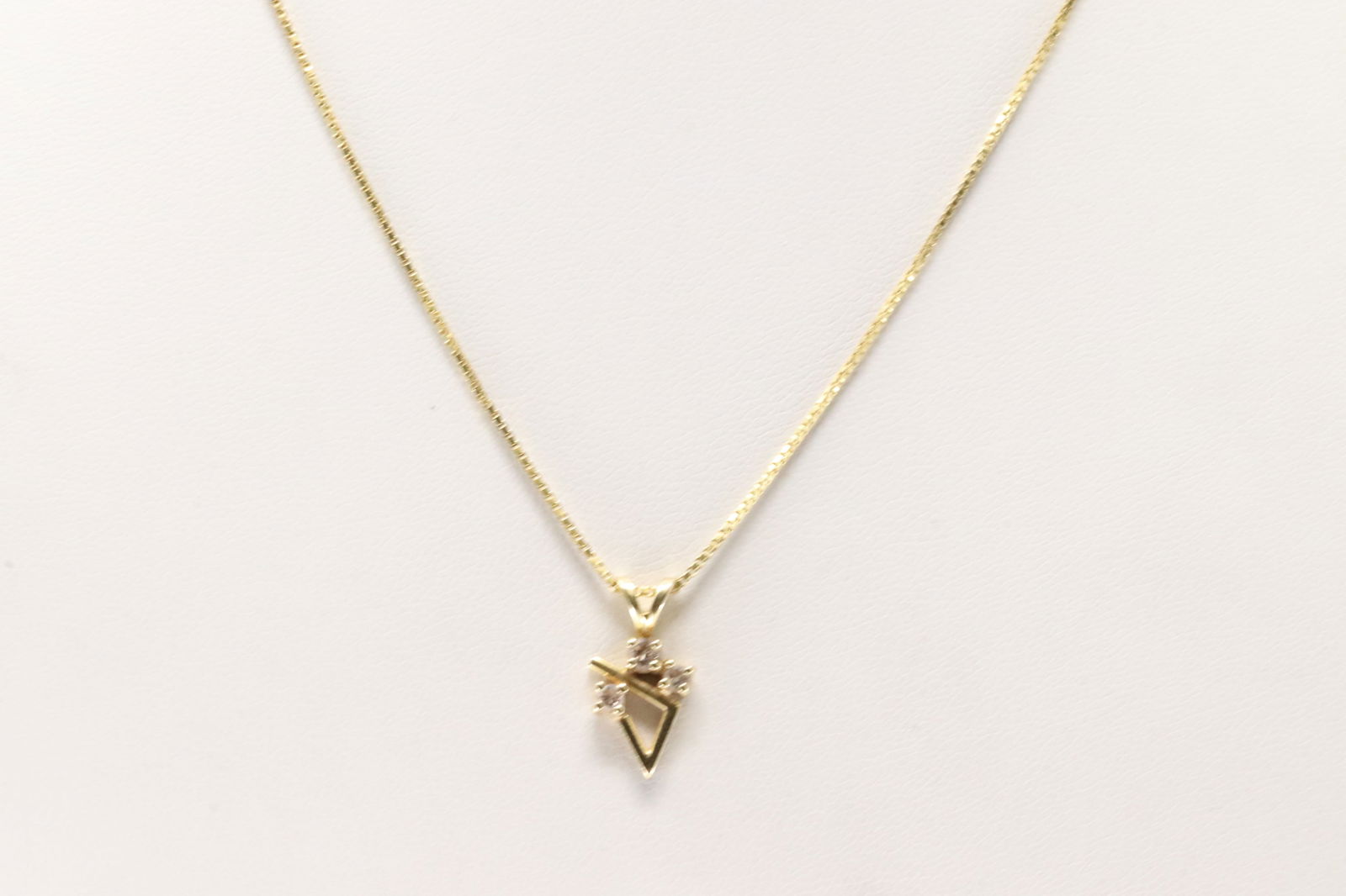 Diamond Pendent / Necklace 18Kt.: Ladies 18Kt Yellow Gold Diamond Pendent / Necklace. This Charming Necklace has A Pendnet With 3 Round Sparkling Diamonds. Necklace Length: 16.00. Total Weight: 3.26. Grams.