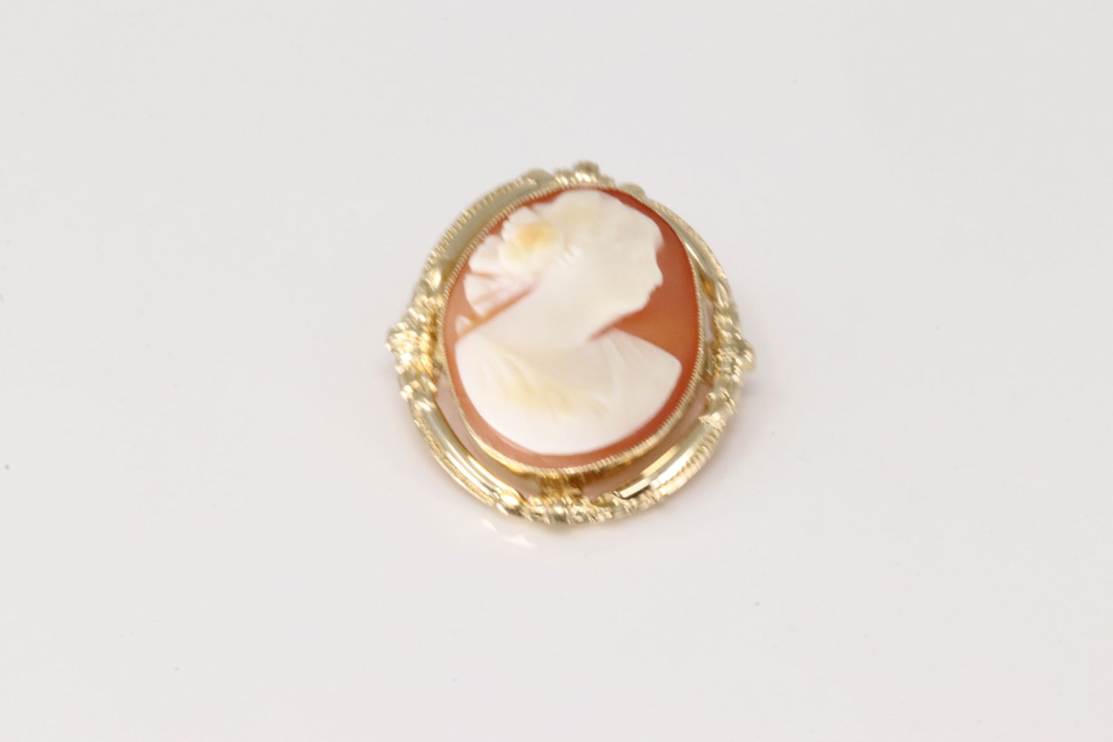 Cameo Vintage Brooch Pin / Pendant 10Kt.: 10Kt Yellow Gold Cameo Vintage Brooch Pin / Pendant. This elegant vintage cameo brooch / pendant has a frame is perfect for any ocassion. Total weight: 4 70 Grams.