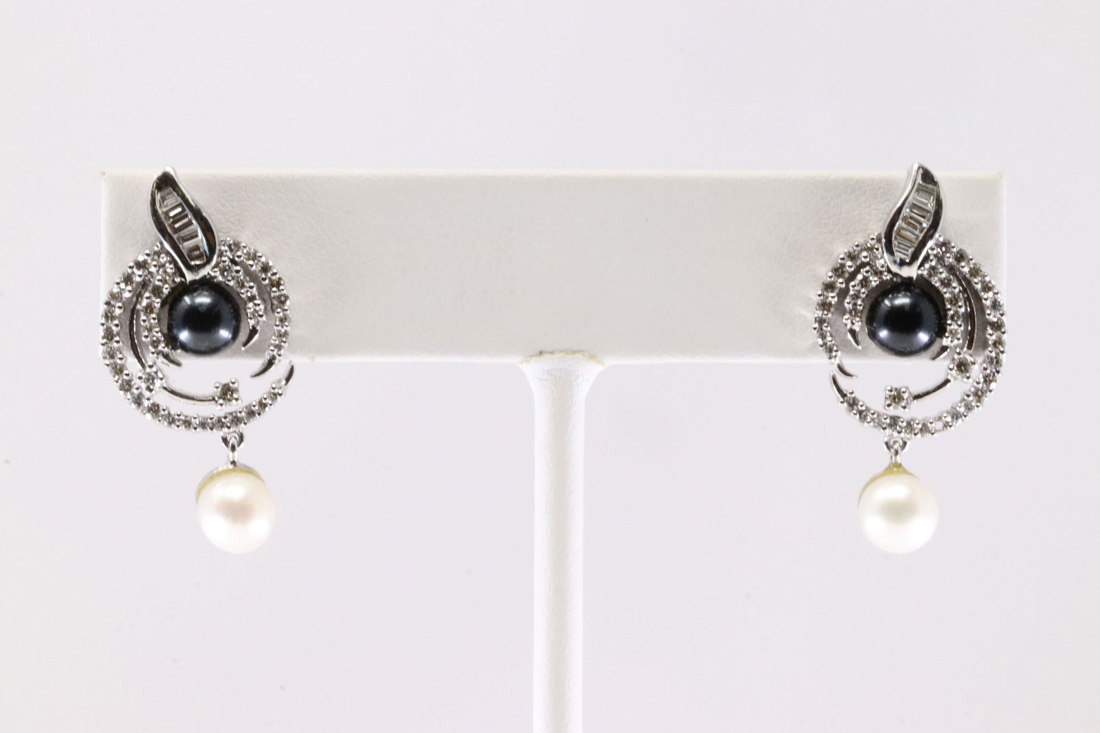 Pearl / Black Onyx & Diamond Stud Earring 18Kt.: Ladies 18Kt White Gold Peal / Black Onyx & Diamond Stud Earring. This Earring has Beautiful Pearls, Black Onyx Gemstones & 10 Baguette / 72 Round Sparkling Diamonds. Diamond Approx Weight: 0.50ctw.