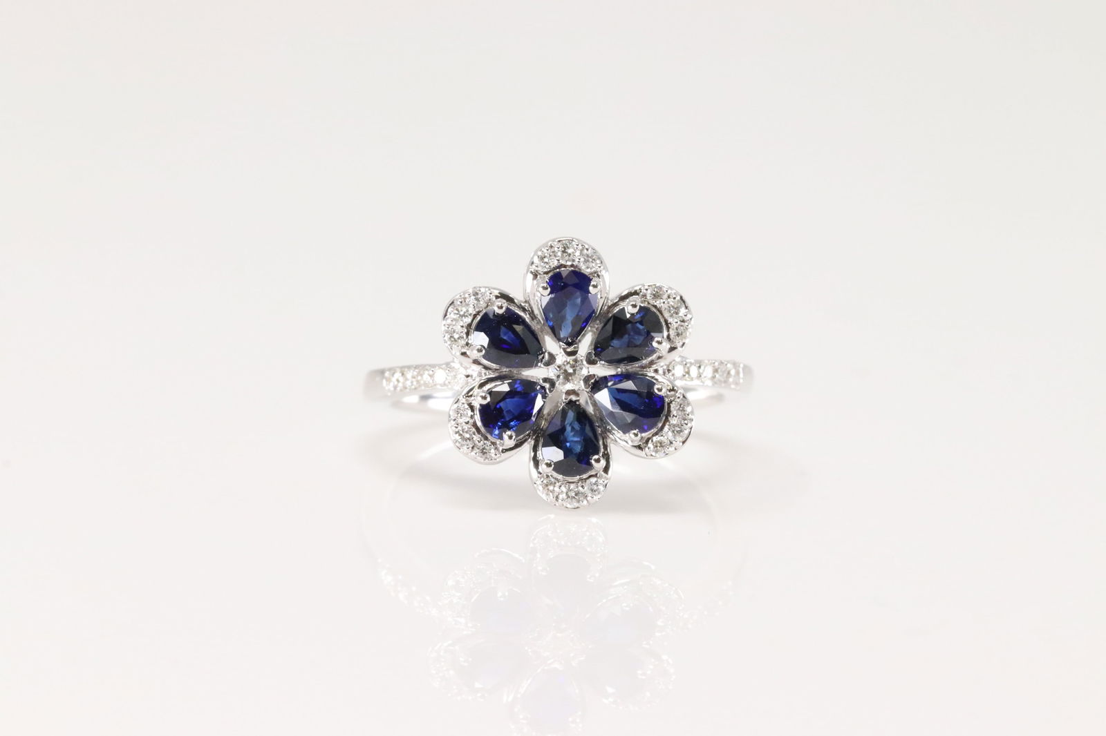 Sapphire & Diamond Ring 14kt.: Ladies 14kt White Gold Sapphire & Diamond Ring. Gorgeuos Flower Ring has 6 Blue Sapphire Gems & Sparkling Diamonds Around. Sapphire Weight: 0.37ct. Diamond Weight: 0.19ct. Ring Size: 6.50.
