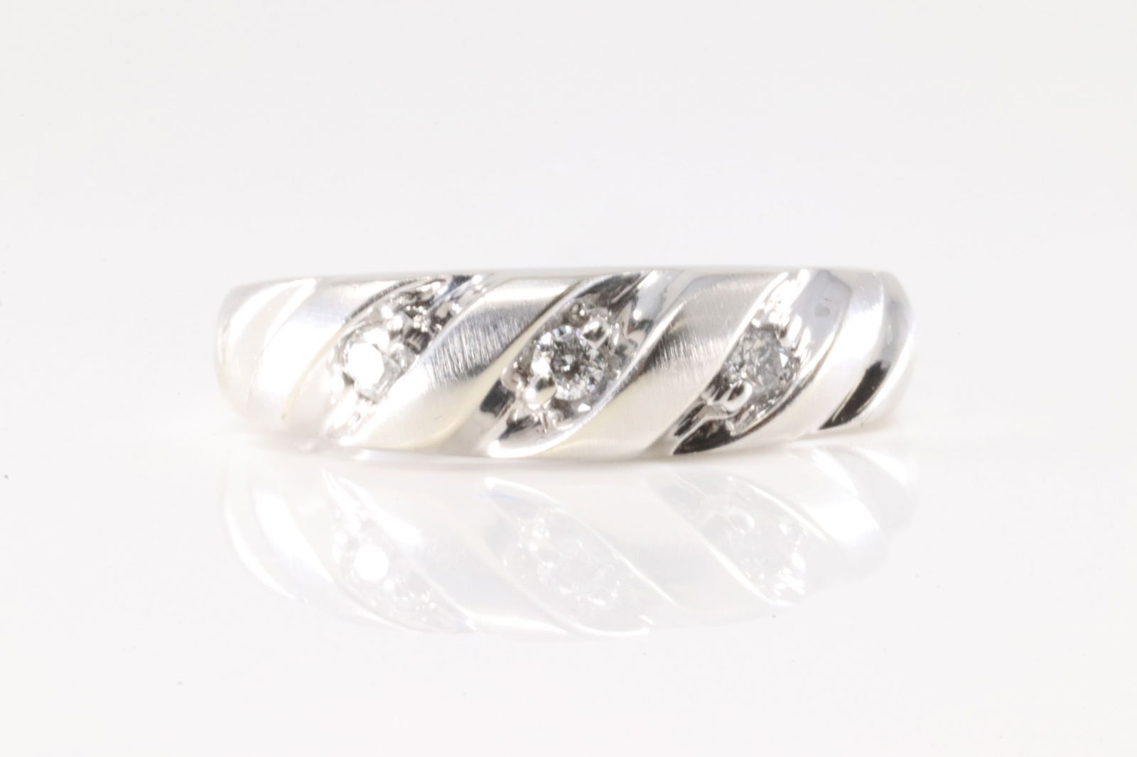 Diamond Ring 14Kt.: Ladies 14Kt White Gold Diamond Ring. Ring has 3 beautiful brilliants diamonds. Diamonds weight approx: 0.25ctw. Ring size: 4.50. Total weight: 2.70 Grams.