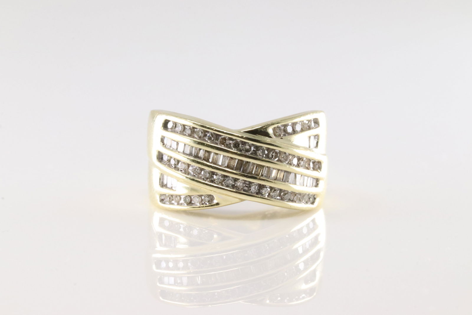 Diamond Ring 10kt.: Ladies 10kt Yellow Gold Diamond Ring. This Elegant Ring Has A Total Of 71 Baguette & Round Brilliant Diamonds. Diamond Weight Aprox: 0.85 ctw Ring Size: 7.00. Total Weight: 5.30 Grams.