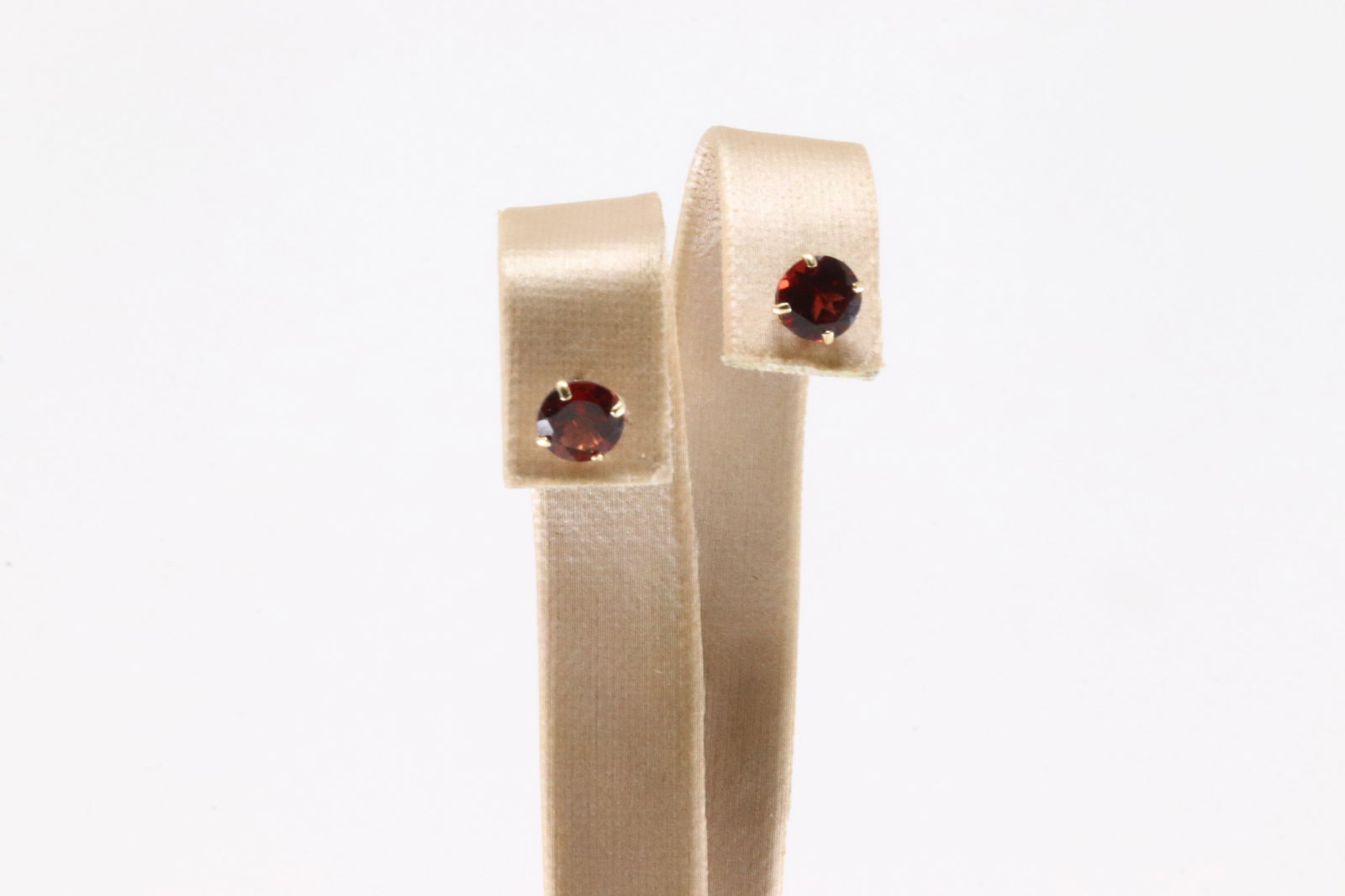 Garnet Stud Earring 14Kt.: Ladies 14Kt Yellow Gold Garnet Stud Earring. This Charming Stud Earring's has Garnet gems. Garnet measure: 6mm.