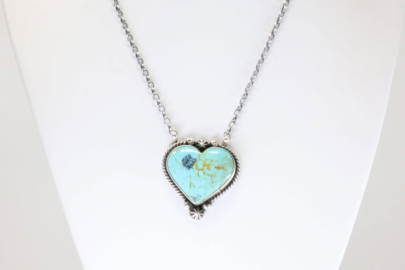 Native America Navajo Sterling Silver Kingman Turquoise Heart Necklace By Dixon.: This is a Native America Navajo Sterling Silver Kingman Turquoise Heart Necklace By Dixon. Stamp Dixon. Necklace Length: 16.00.