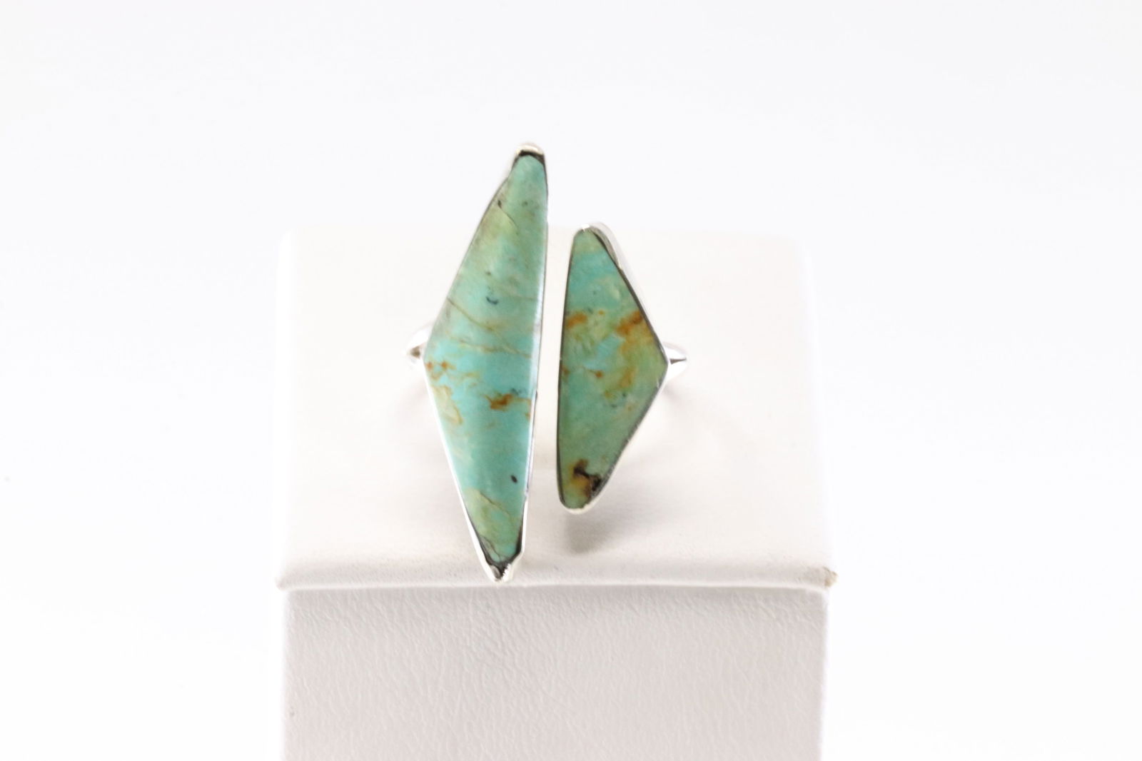 America Sterling Silver Turquoise Ring.: This is a America Sterling Silver Turquoise Ring. Ring Size: 6.00.