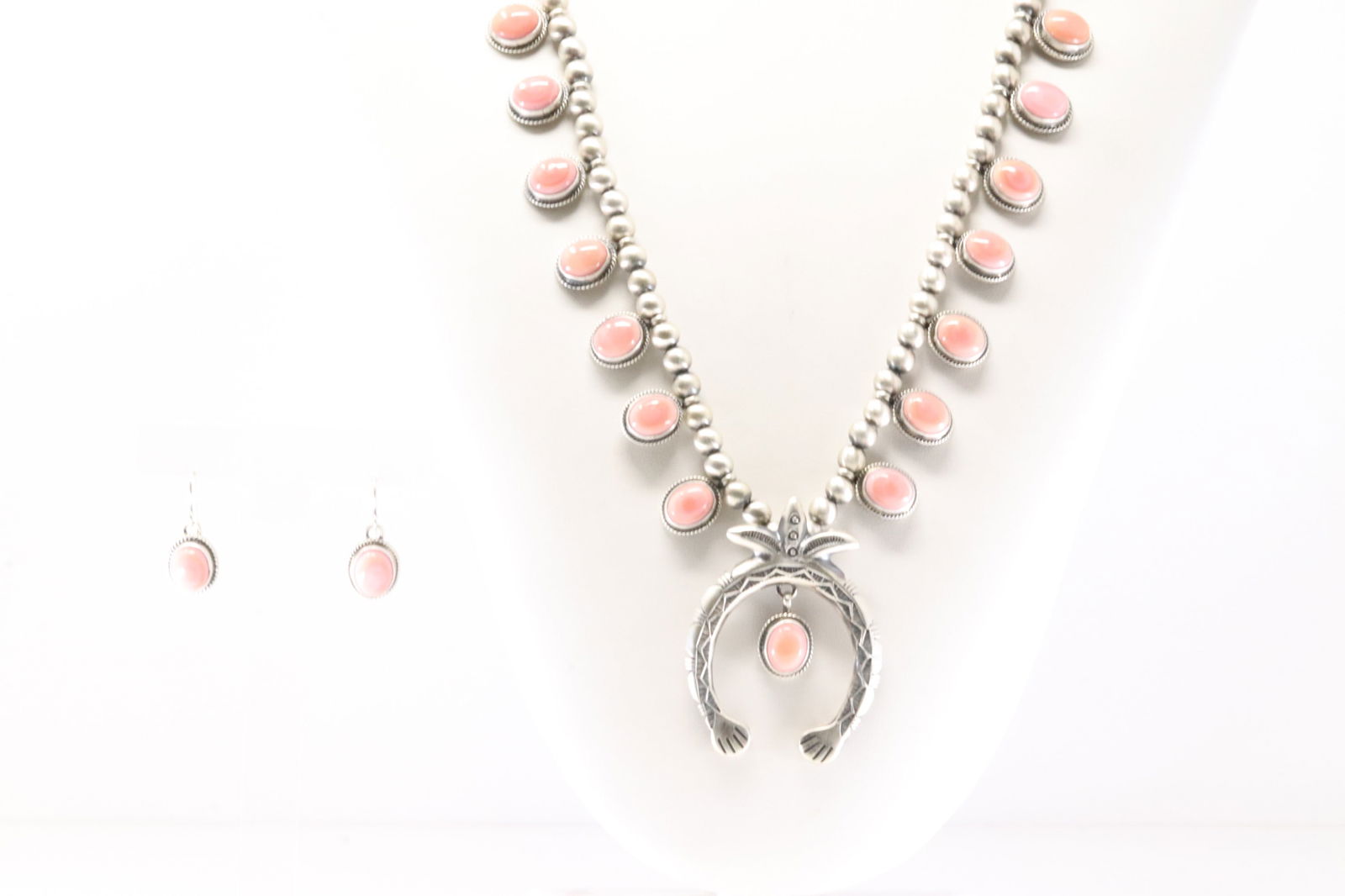 Native American Navajo Sterling Silver Pink Conch Sheel Necklace & Earring's Set By T.: This is a Native American Navajo Sterling Silver Pink Conch Sheel Necklace & Earring's Set By T. Necklace length: 26.00" Total weight: 91.00 Grams.