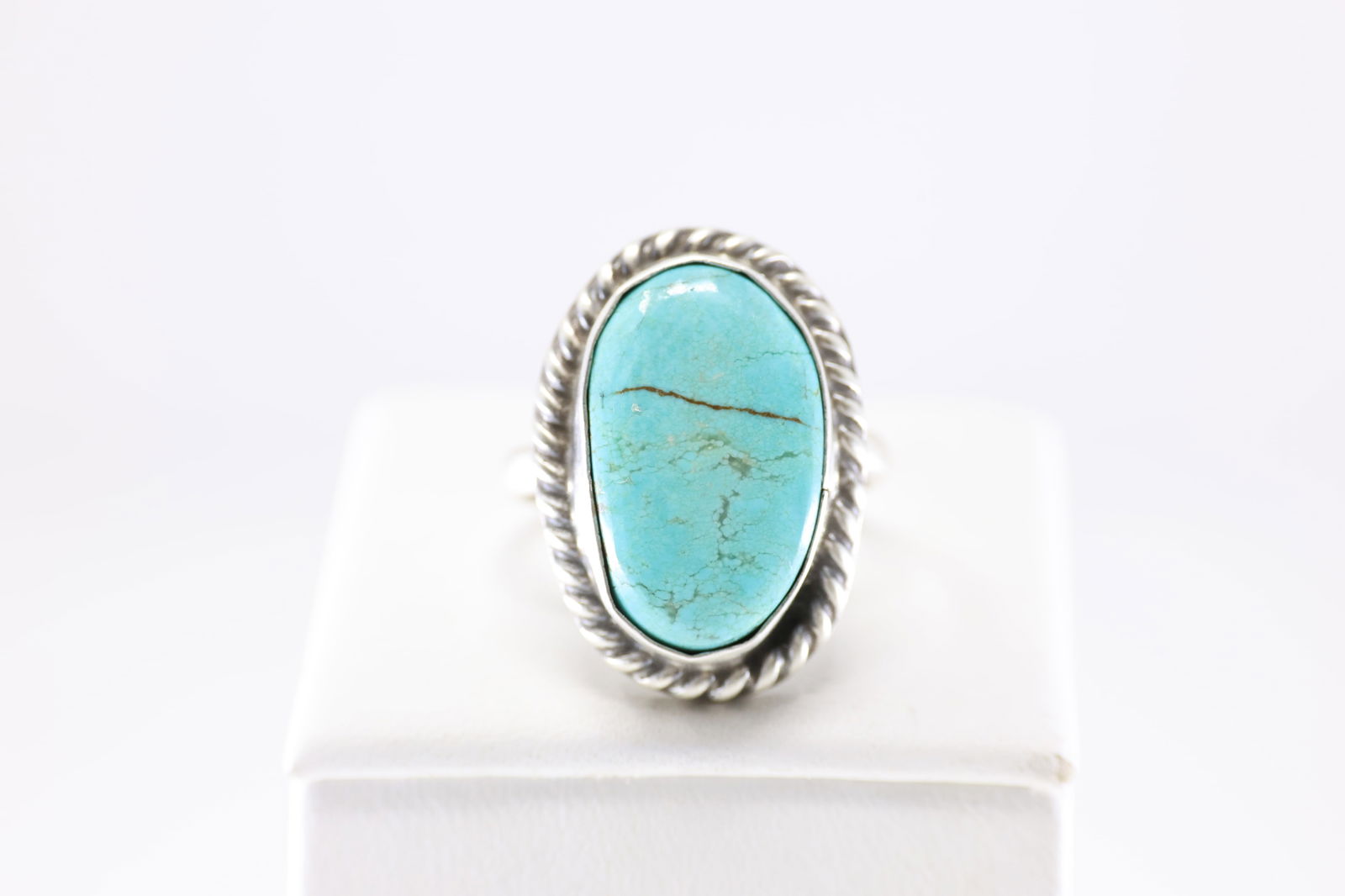 Native America Navajo Sterling Silver Turquoise Ring By Dixon.: This is a Native America Navajo Sterling Silver Turquoise Ring By Dixon. Stamp Dixon. Ring Size: 7.25.