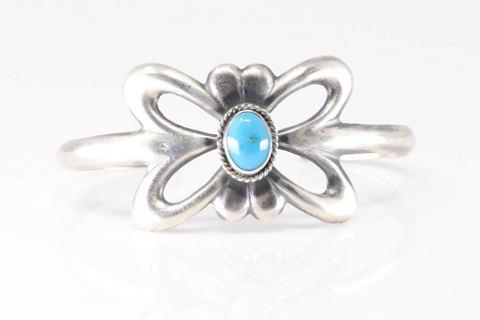 Native American Navajo Sterling Silver Kingman Turquoise Bracelet Cuff By Rena Begay.: This is a Native American Navajo Sterling Silver Kingman Turquoise Bracelet Cuff By Rena Begay. Stamp R Begay.