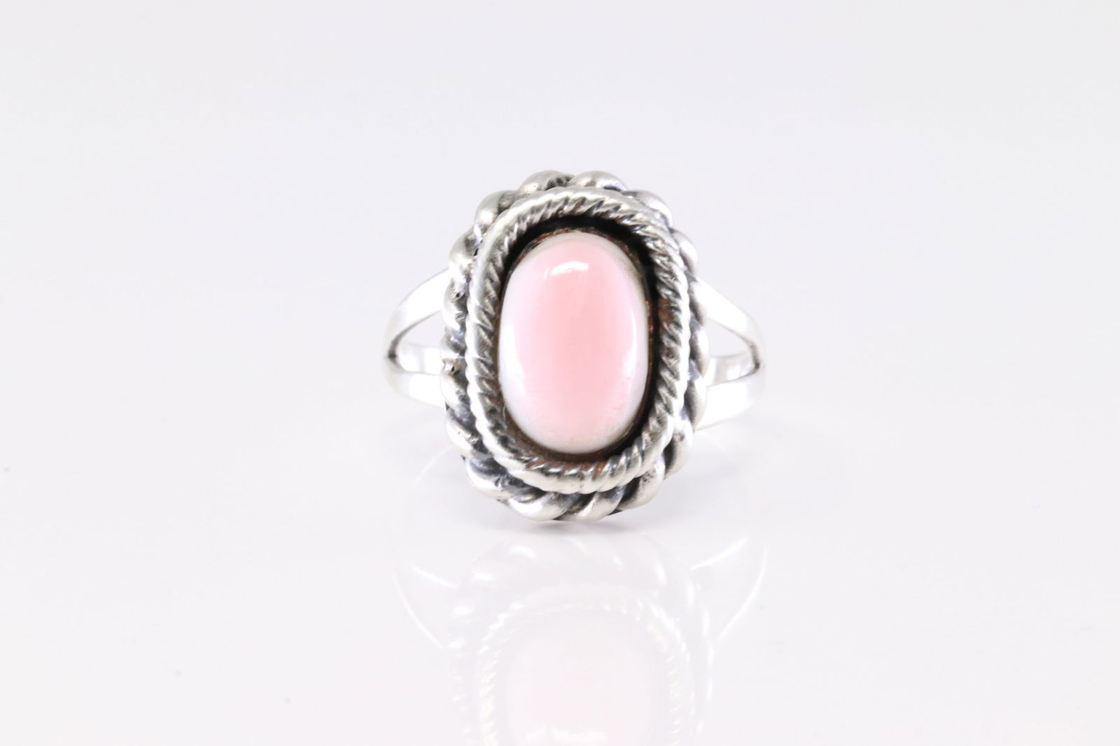 America Sterling Silver Pink Conch Shell Ring.: This is a America Sterling Silver Pink Conch Shell Ring. Ring size: 7.50.