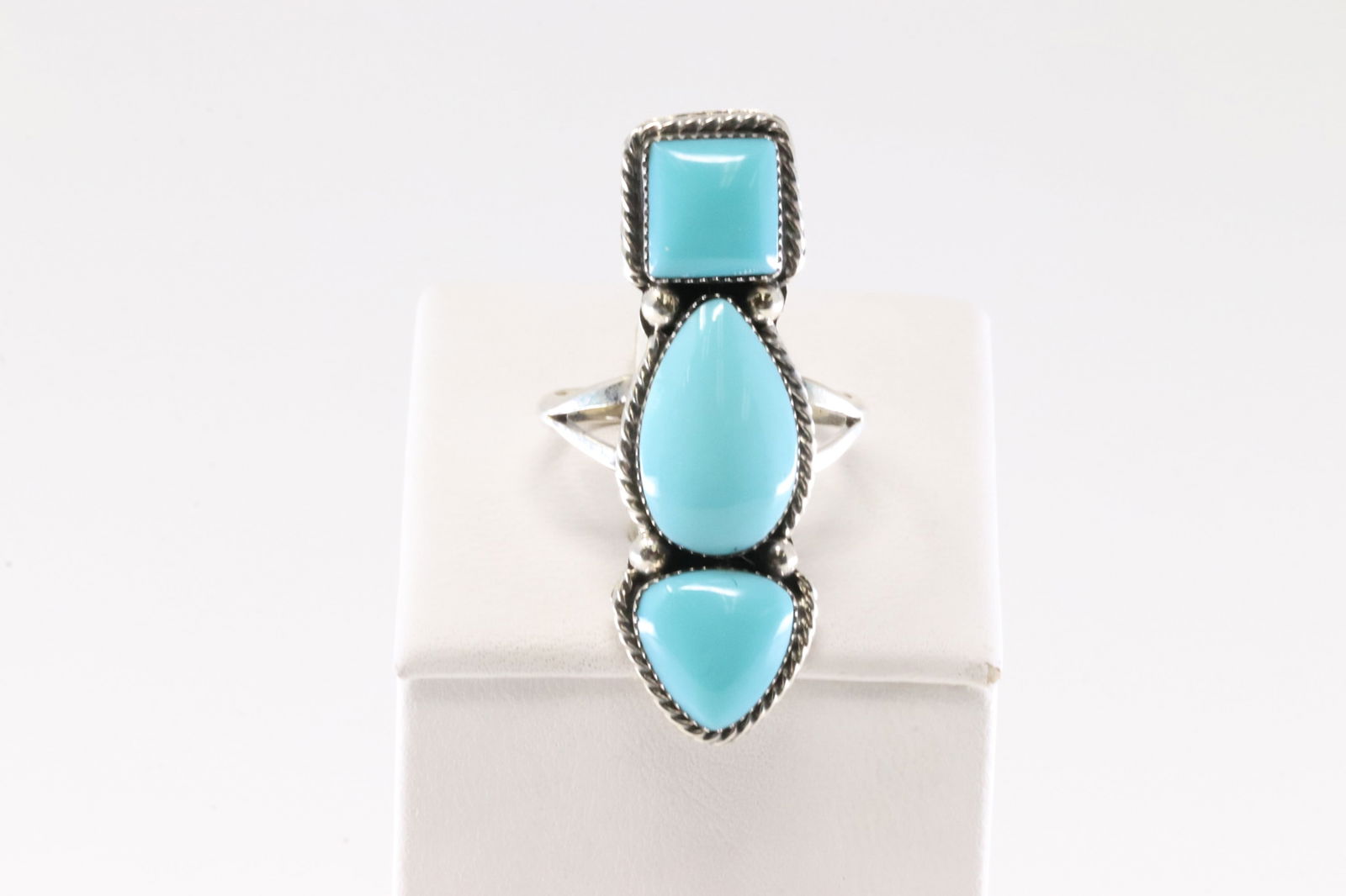 Native America Navajo Sterling Silver Turquoise Ring By Micahel Yazzie.: This is a Native America Navajo Sterling Silver Turquoise Ring By Micahel Yazzie. Satmp From R.B Company. Ring size: 8.75.