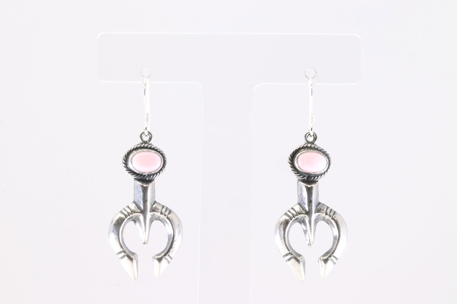 America Sterling Silver Pink Conch Shell Naja Dangling Earring's.: This is a America Sterling Silver Pink Conch Shell Naja Dangling Earring's.
