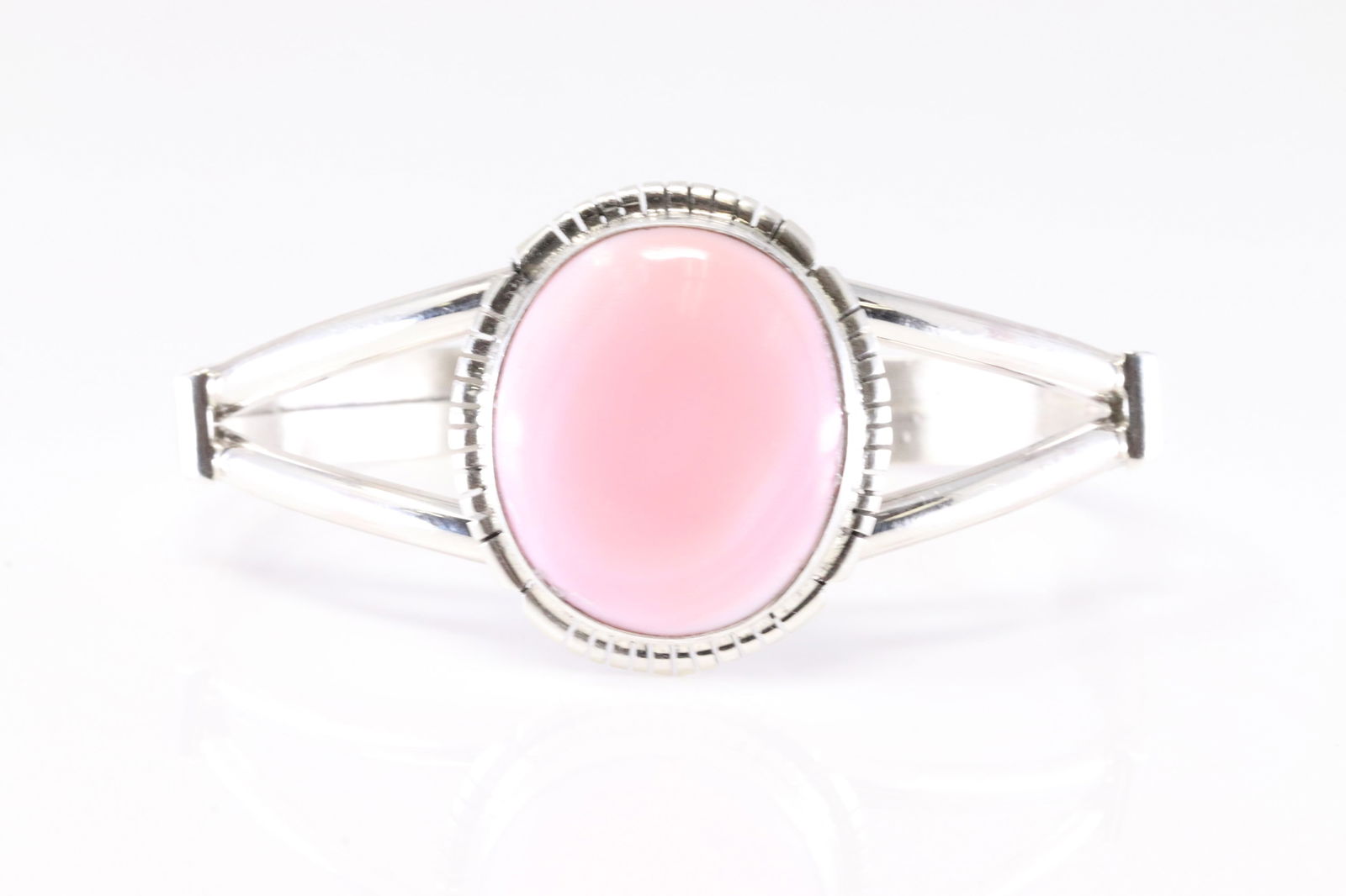 Native America Navajo Sterling Silver Pink Conch Shell Bracelet Cuff By S.E.: This is a Native America Navajo Sterling Silver Pink Conch Shell Bracelet Cuff By S.E.