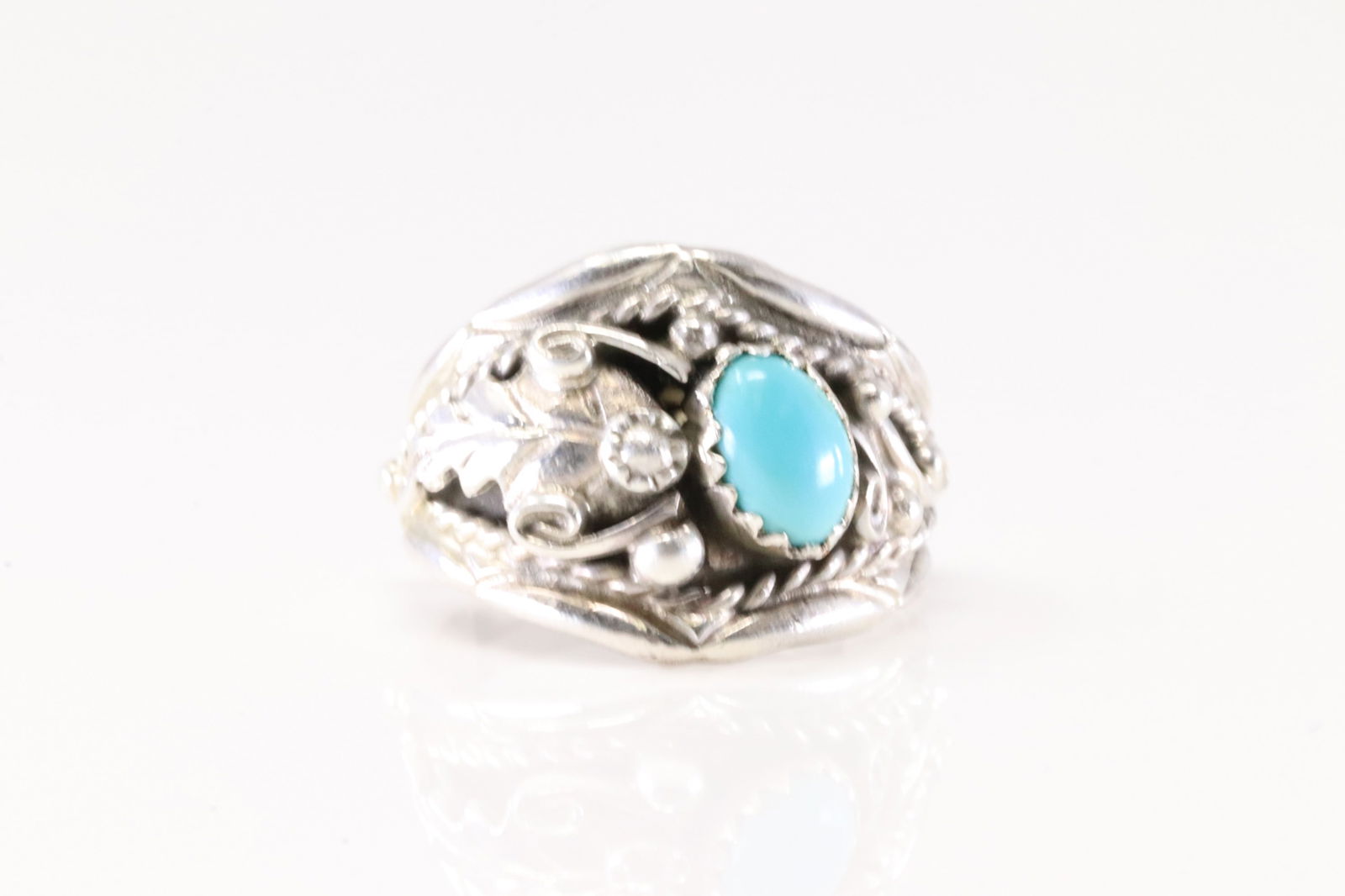 America Sterling Silver Turquoise Ring.: This is a America Sterling Silver Turquoise Ring. Ring Size: 6.00.