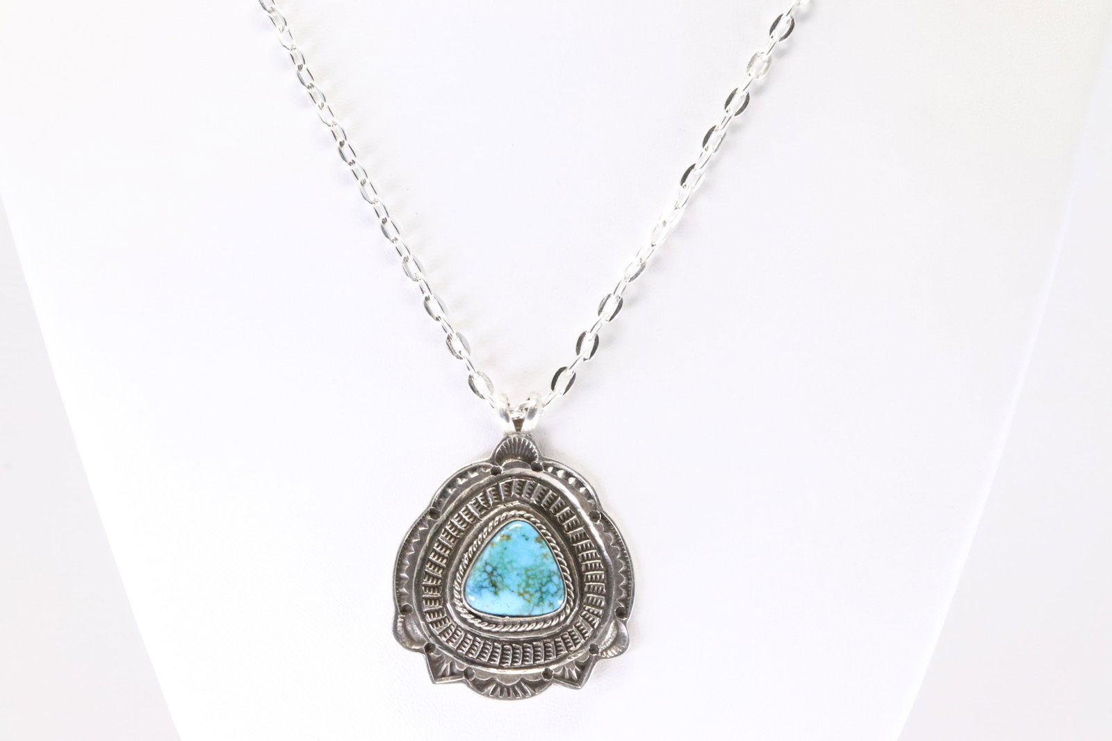 Native America Navajo Sterling Silver Kingman Turquoise Necklace By Leonard Maloney.: This is a Native America Navajo Sterling Silver Kingman Turquoise Necklace By Leonard Maloney. Stamp Maloney. Necklace Length: 26.00.