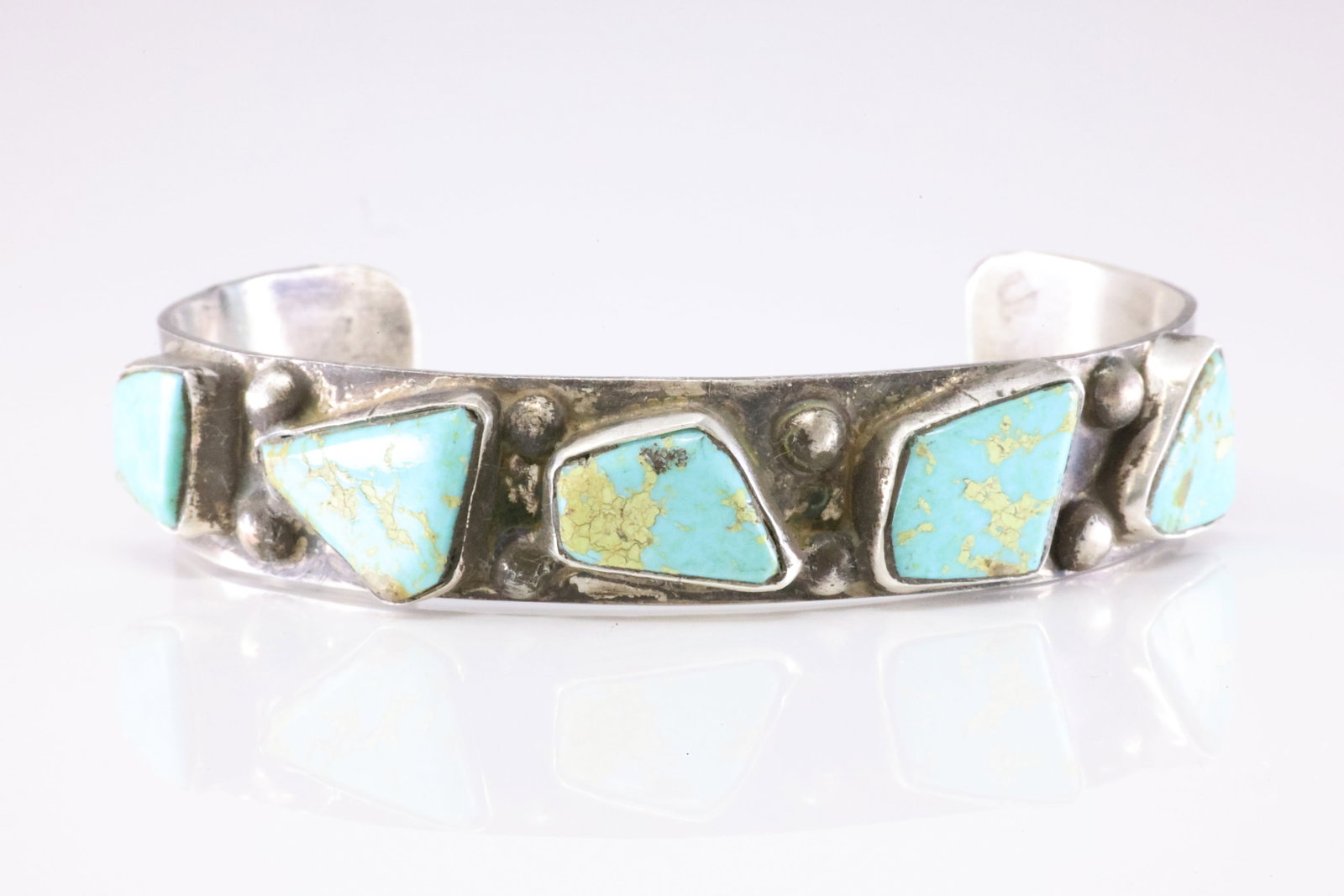 Native American Zuni Sterling Silver Kingman Turquoise Bracelet Cuff By Jude Candelaria.: This is a Native American Zuni Sterling Silver Kingman Turquoise Bracelet Cuff By Jude Candelaria. Stamp Jude Candelaria.