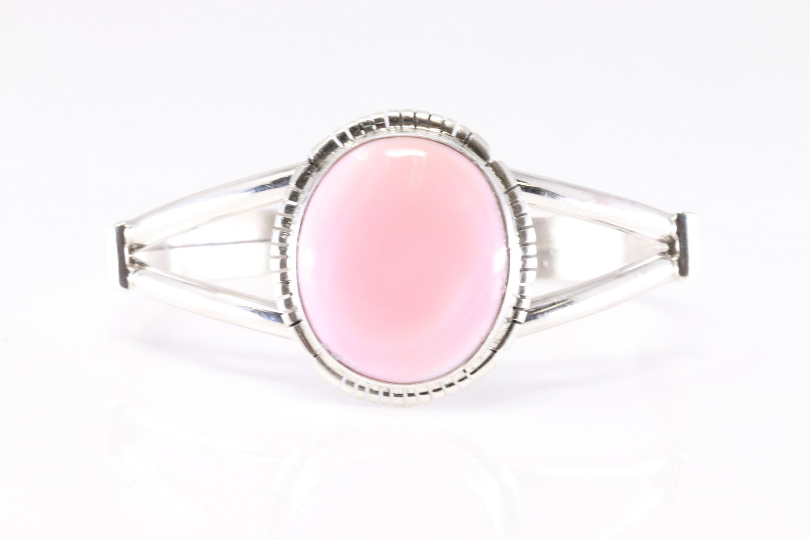 Native America Navajo Sterling Silver Pink Conch Shell Bracelet Cuff By S.E.: This is a Native America Navajo Sterling Silver Pink Conch Shell Bracelet Cuff By S.E.