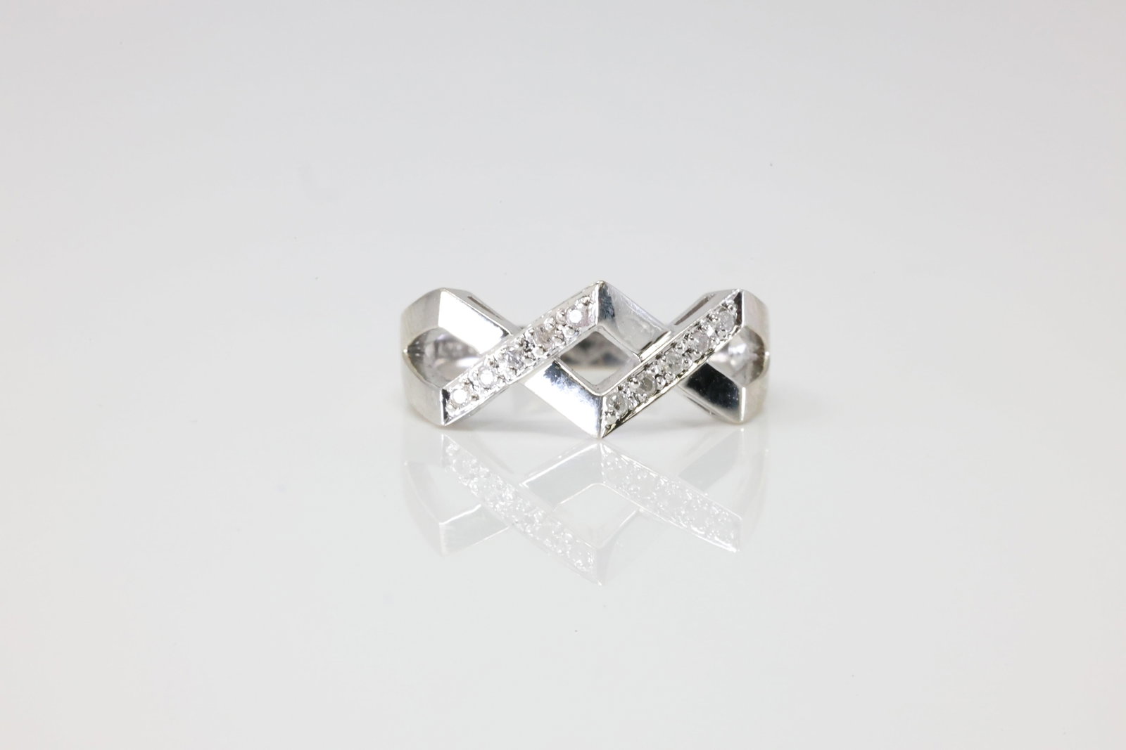 Diamond Ring 18Kt. (1 of 4)