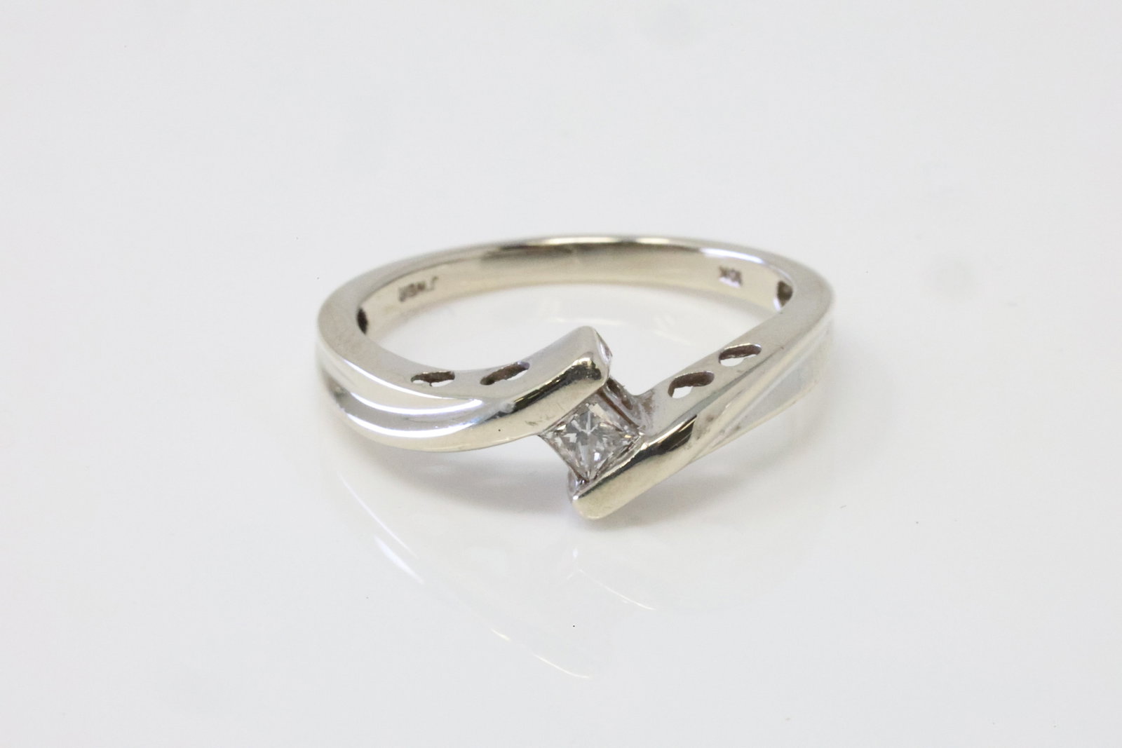 Diamond Ring 10Kt. (1 of 4)