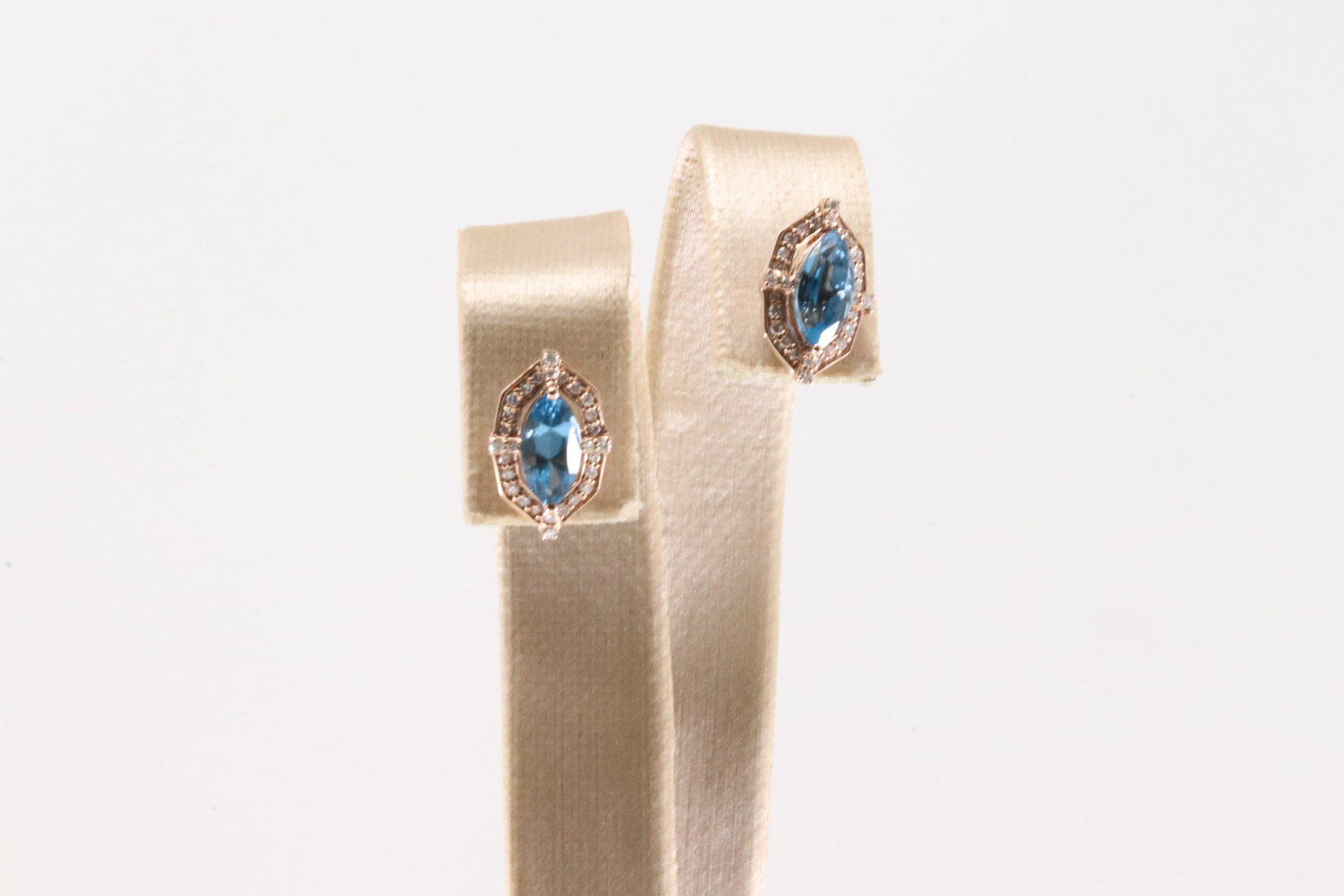 London Blue Topaz & Diamond Stud Earring 10Kt.: Ladies 10Kt Rose Gold London Blue Topaz & Diamond Stud Earring. This Charming Stud Earring's has London Blue Topaz with Sparkling Diamonds. Diamonds weight: 0.18ctw.