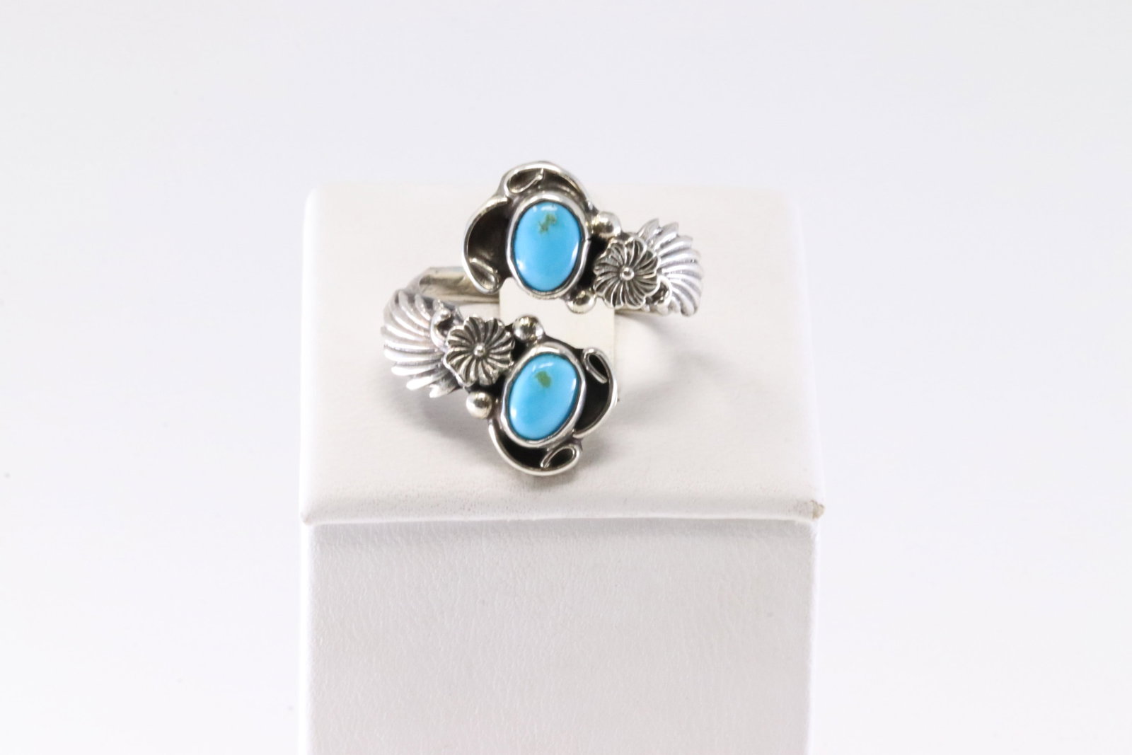 America Sterling Silver Turquoise Ring.: This is a America Sterling Silver Turquoise Ring. Ring Size: 8.00.
