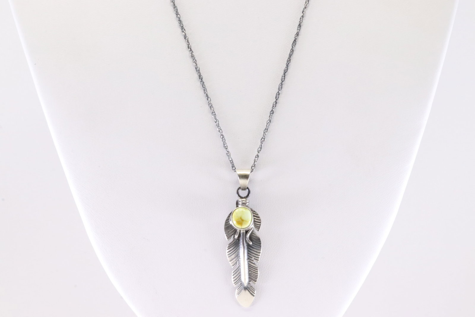 Native American Navajo Sterling Silver Palomino Feather Pendant By June Delgaridto / With A 925: This is a Native American Navajo Sterling Silver Palomino Feather Pendant By June Delgaridto / With A 925 Necklace. Necklace length: 20.00"