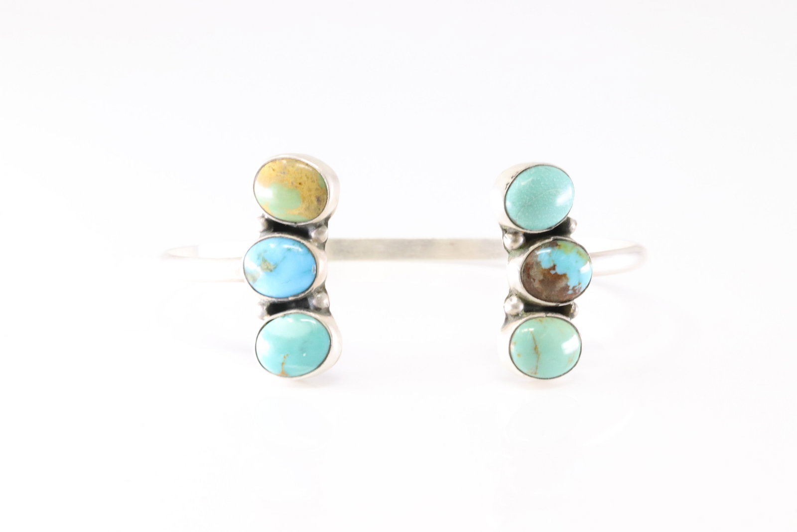 Native America Navajo Sterling Silver Kingman Turquoise Bracelet Cuff By Geraldine James.: This is a Native America Navajo Sterling Silver Kingman Turquoise Bracelet Cuff By Geraldine James. Stamp G James.