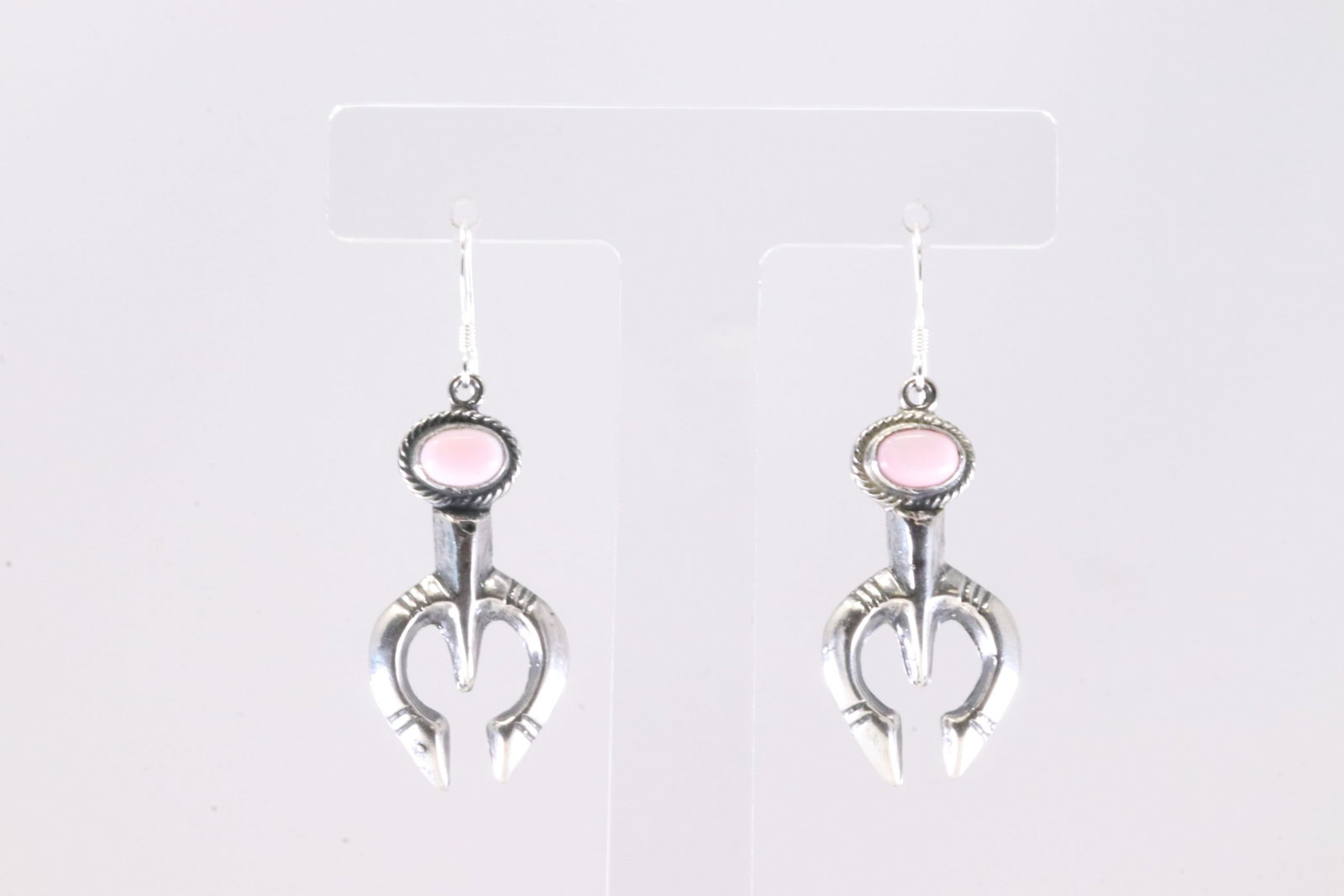 Native America Navajo Sterling Silver Pink Conch Shell Naja Dangling Earring's By Jerryson Henio.: This is a Native America Navajo Sterling Silver Pink Conch Shell Naja Dangling Earring's By Jerryson Henio. Stamp From R.B Company.
