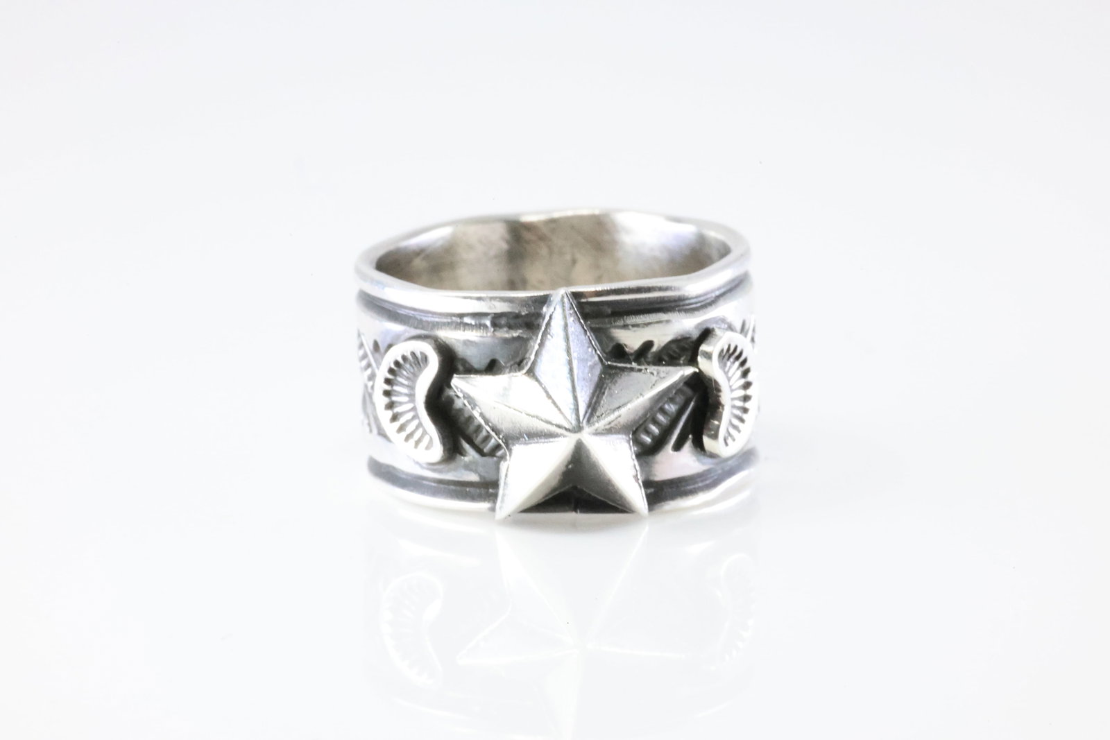 Native America Navajo Sterling Silver Solid Stamped Ring By Delayne Reeves.: This is a Native America Navajo Sterling Silver Solid Stamped Ring By Delayne Reeves. Stamp Delayne Reeves. Ring Size: 7.50.
