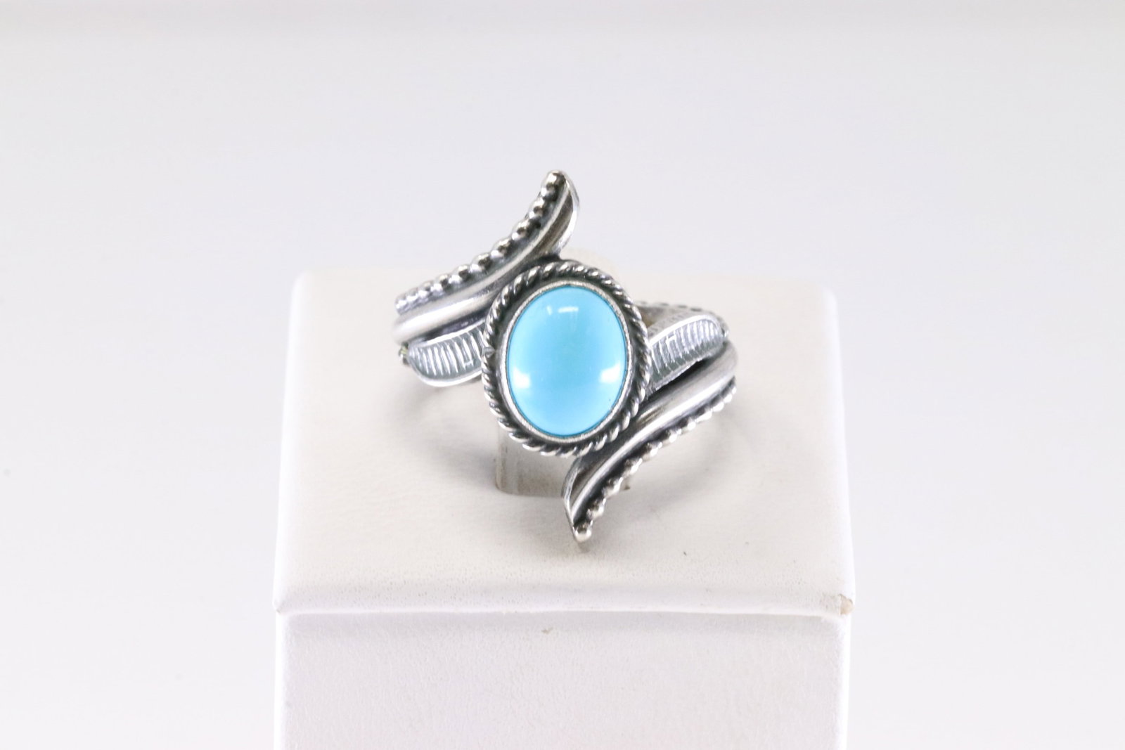 Native America Navajo Sterling Silver Turquoise Ring By Thomas Yazzie.: This is a Native America Navajo Sterling Silver Turquoise Ring By Thomas Yazzie. Ring size: 8.75.